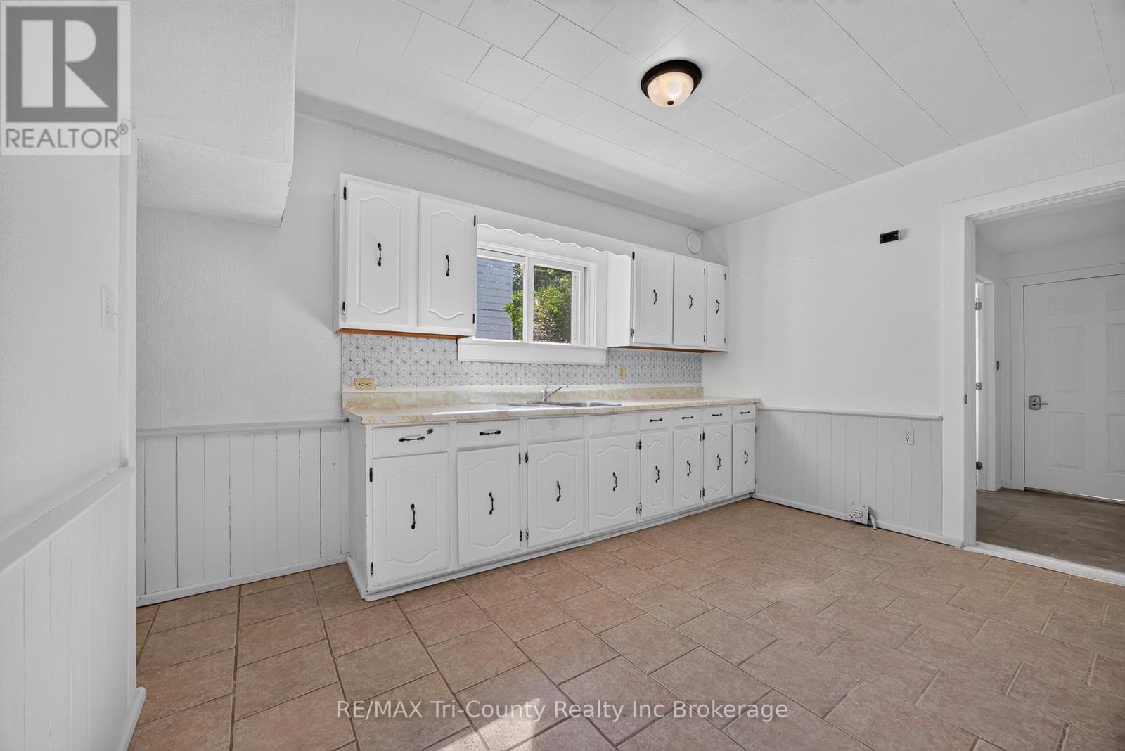 61 BROCK STREET E - 13