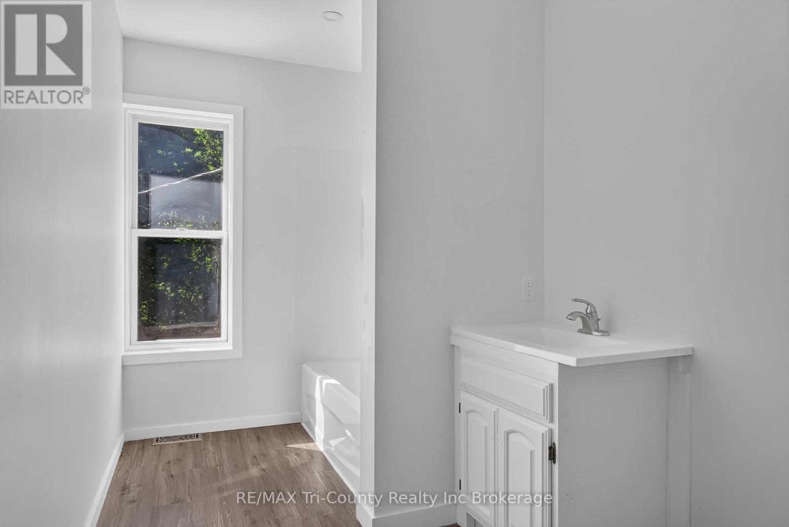 61 BROCK STREET E - 20