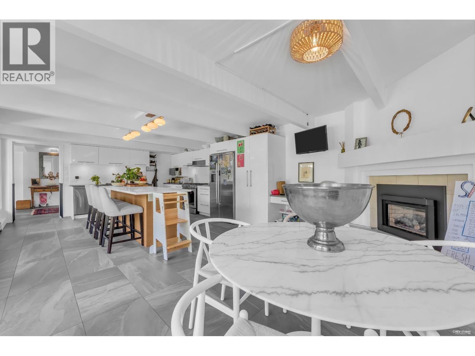 1555 QUEENS AVENUE — photo 4
