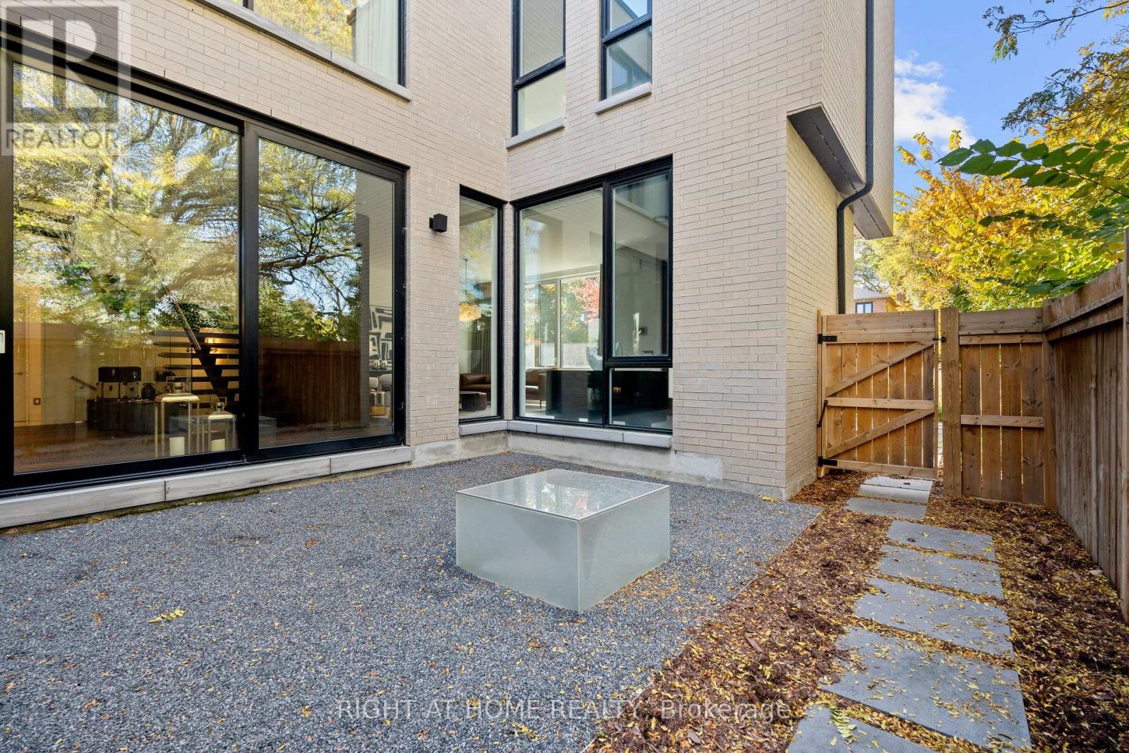15 FAIRMEADOW AVENUE - 33