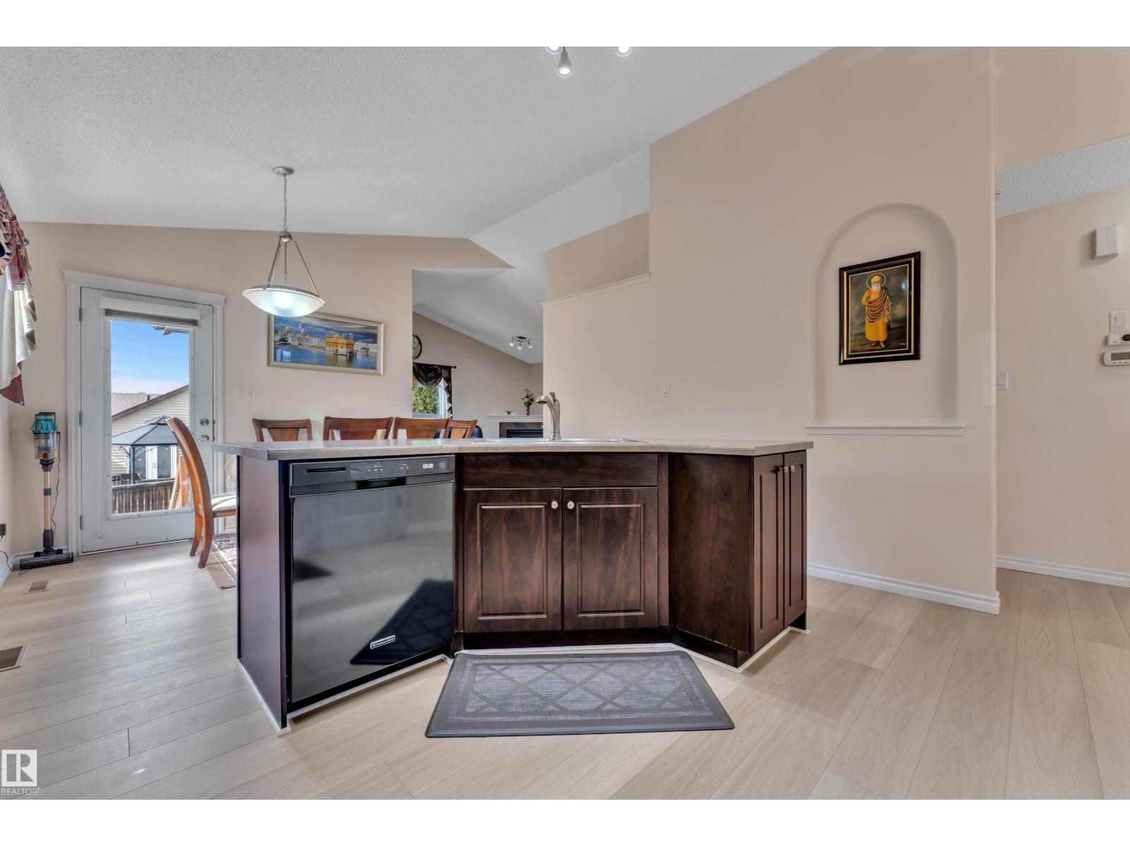 6140 18 AV SW — photo 11