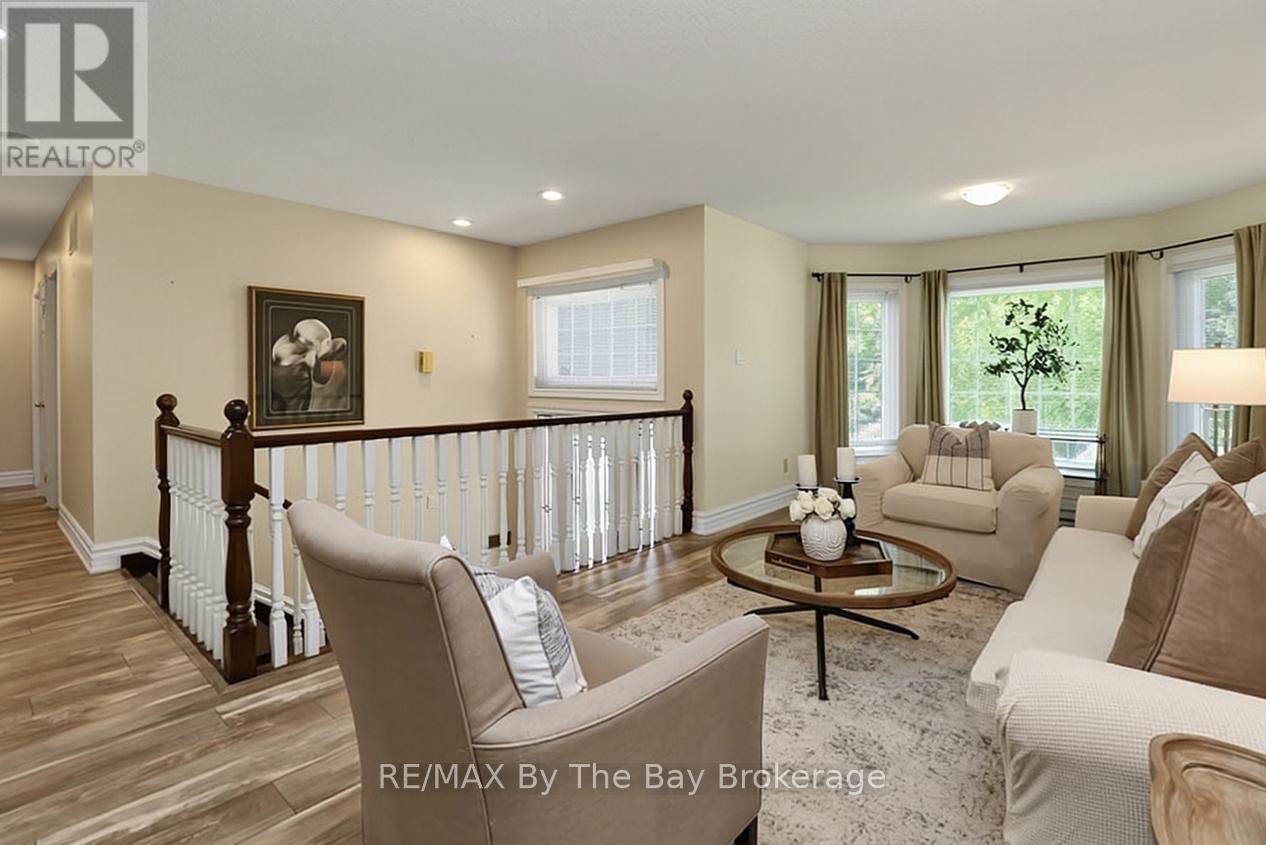 54 FAIRWAY CRESCENT - 11