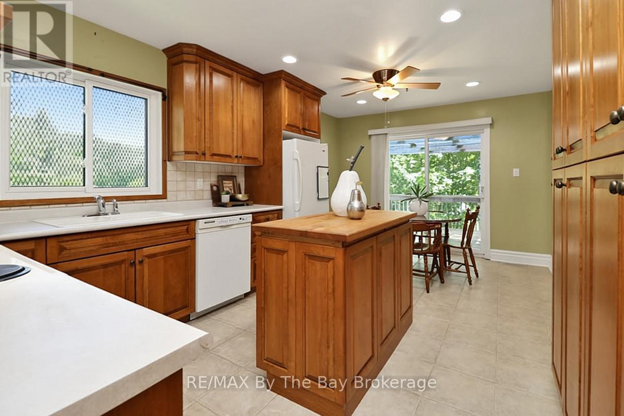 54 FAIRWAY CRESCENT - 12
