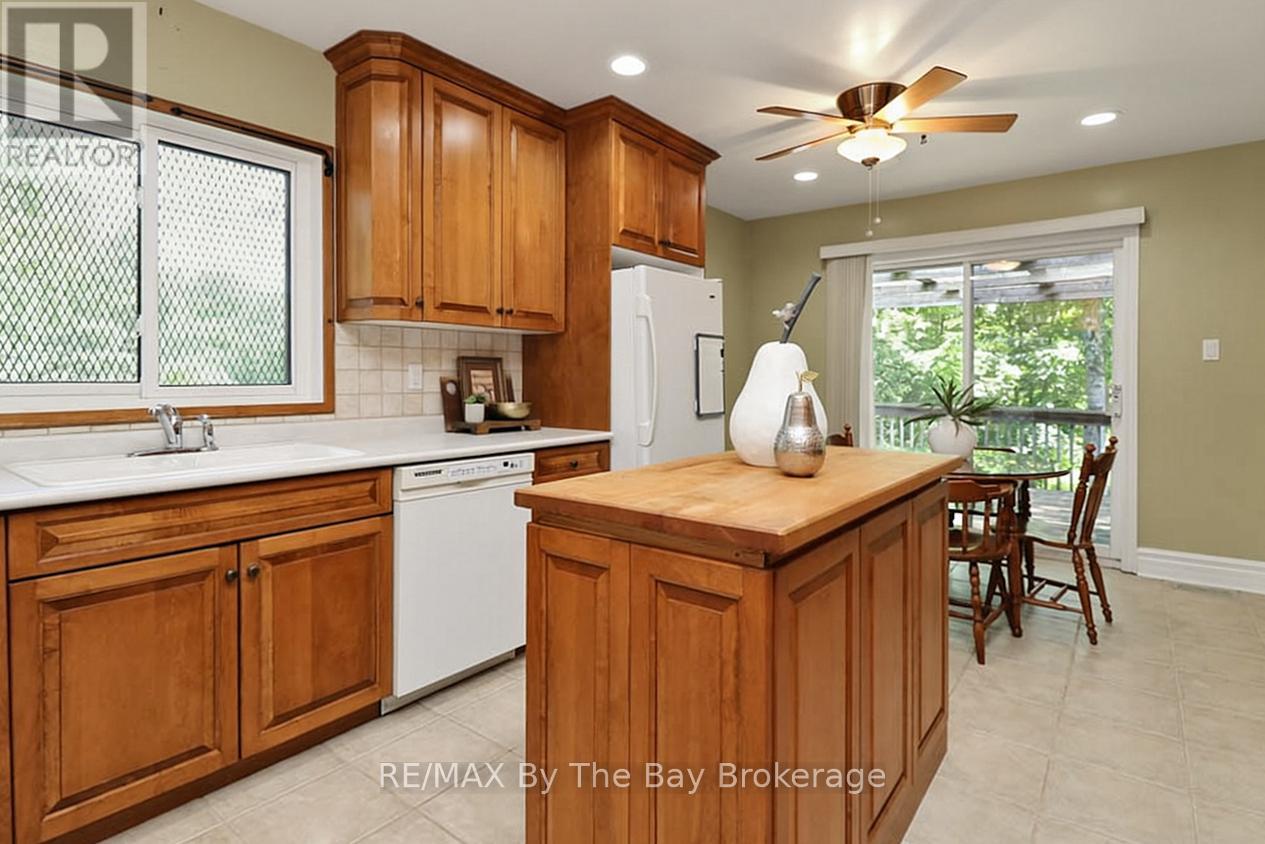 54 FAIRWAY CRESCENT - 13