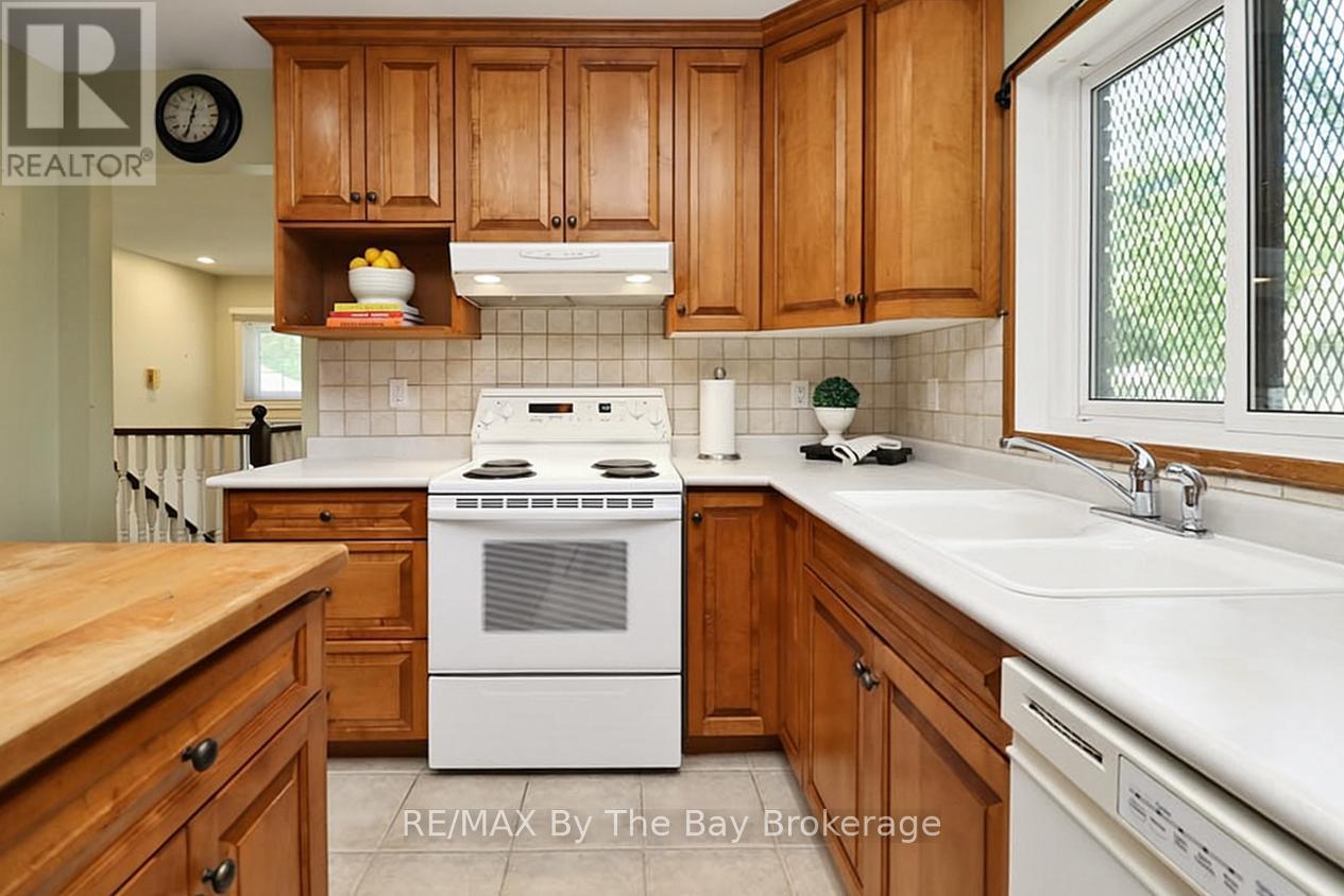 54 FAIRWAY CRESCENT - 15