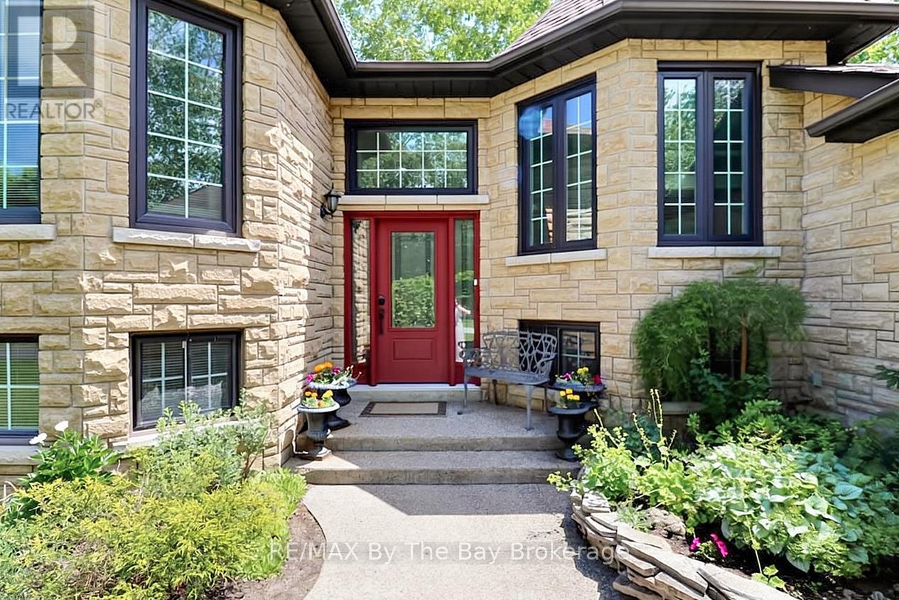 54 FAIRWAY CRESCENT - 2