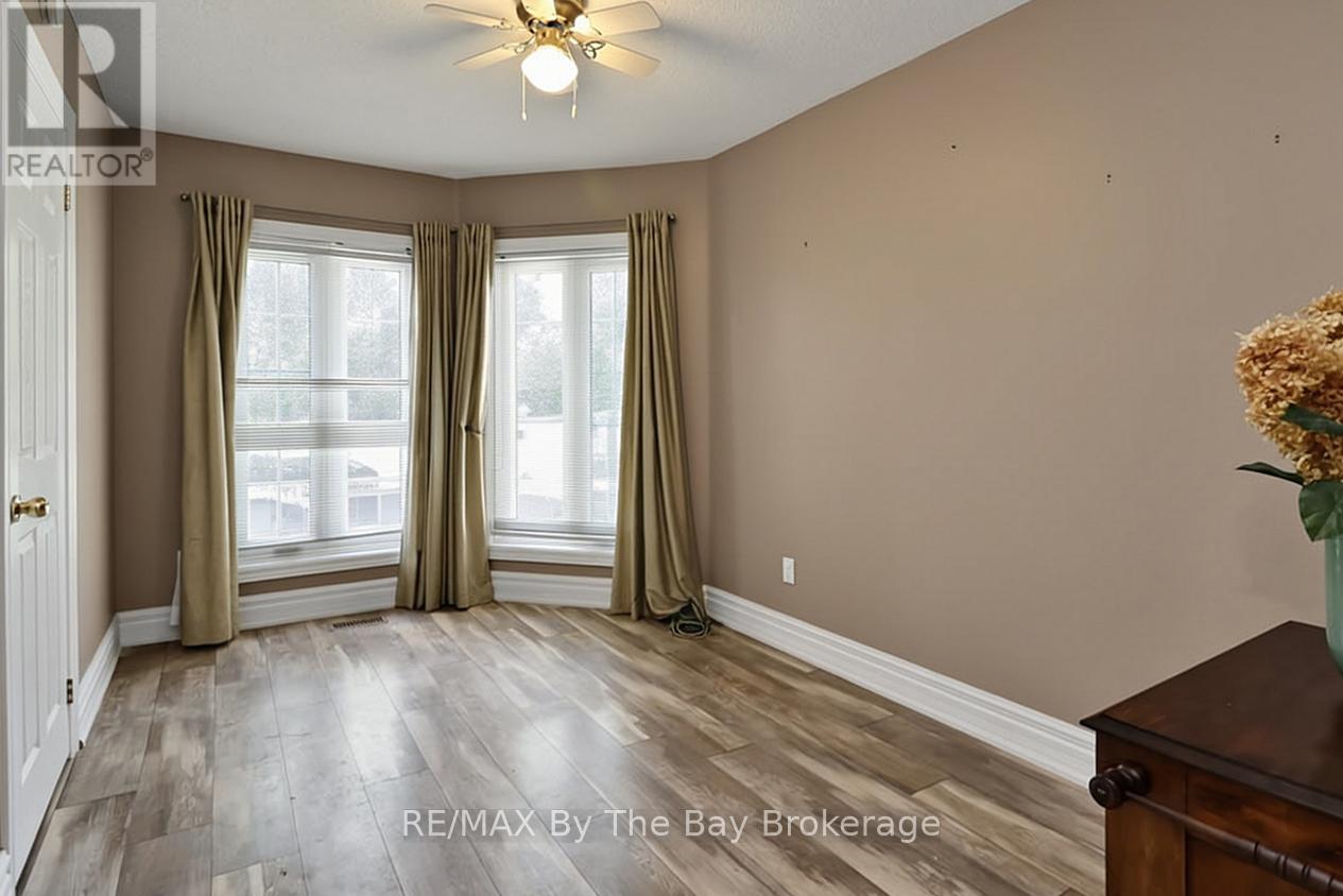 54 FAIRWAY CRESCENT - 21