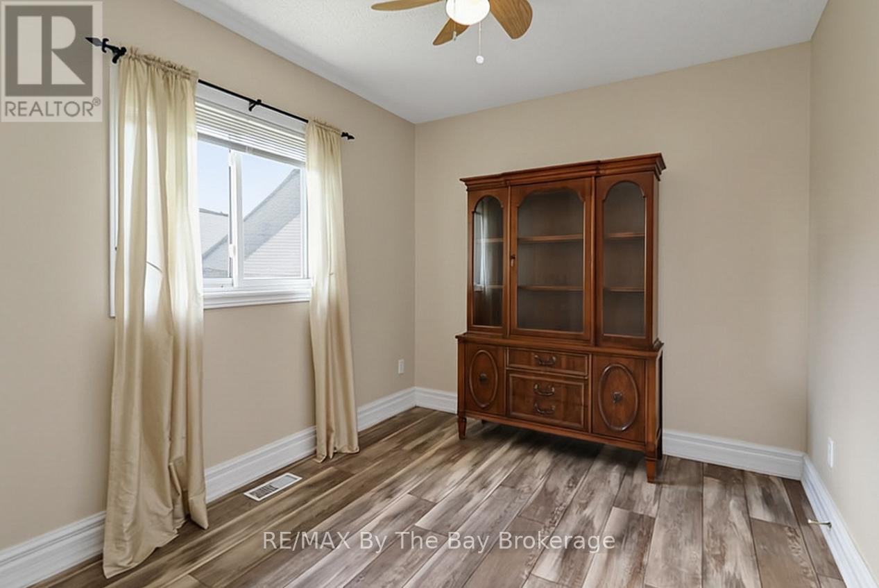 54 FAIRWAY CRESCENT - 23