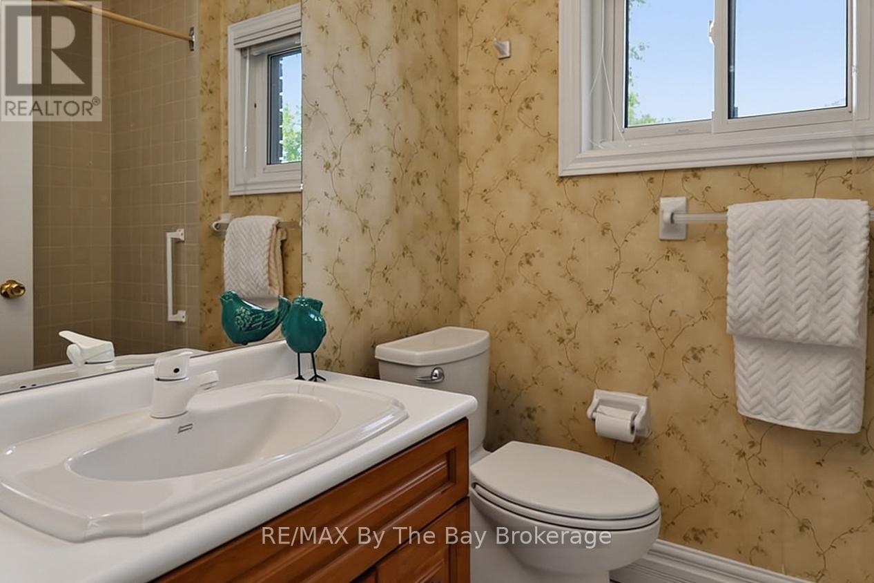 54 FAIRWAY CRESCENT - 24