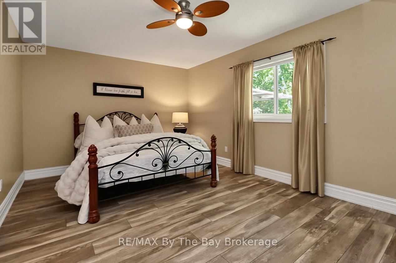 54 FAIRWAY CRESCENT - 25