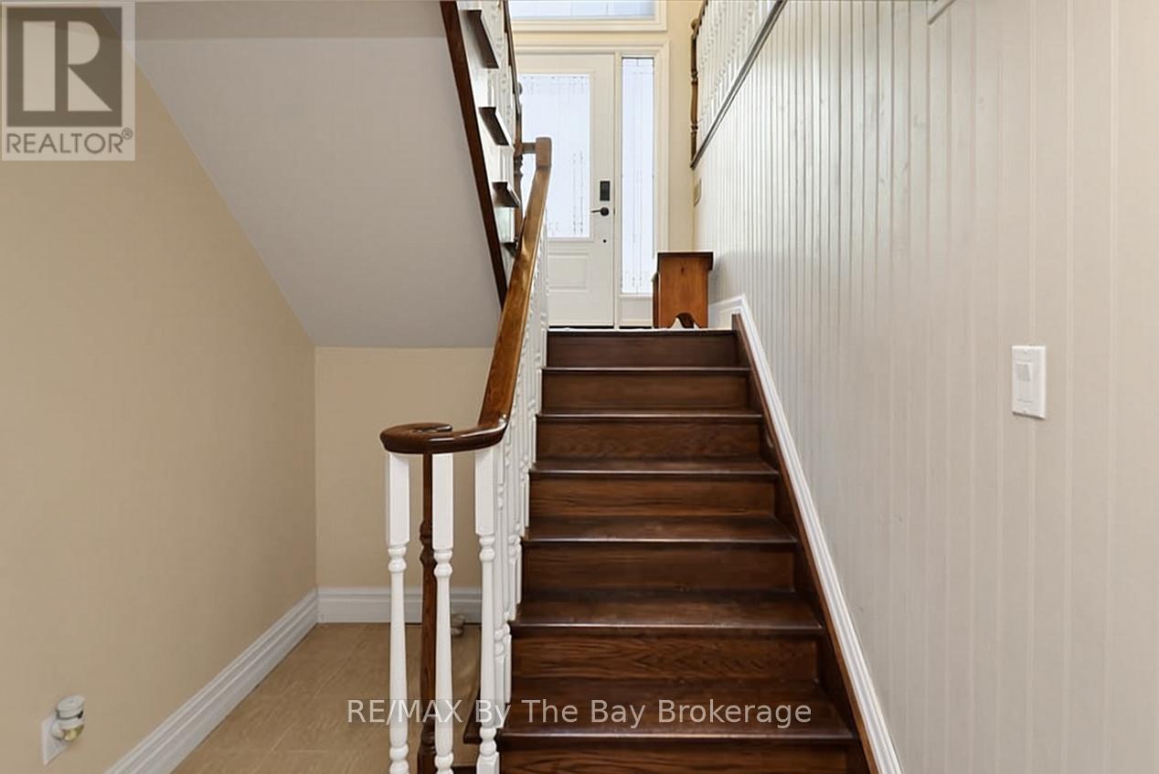 54 FAIRWAY CRESCENT - 29