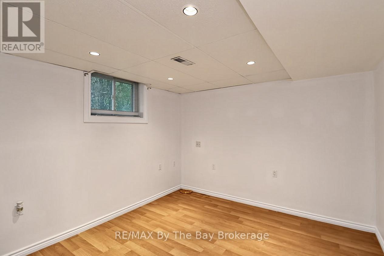 54 FAIRWAY CRESCENT - 33