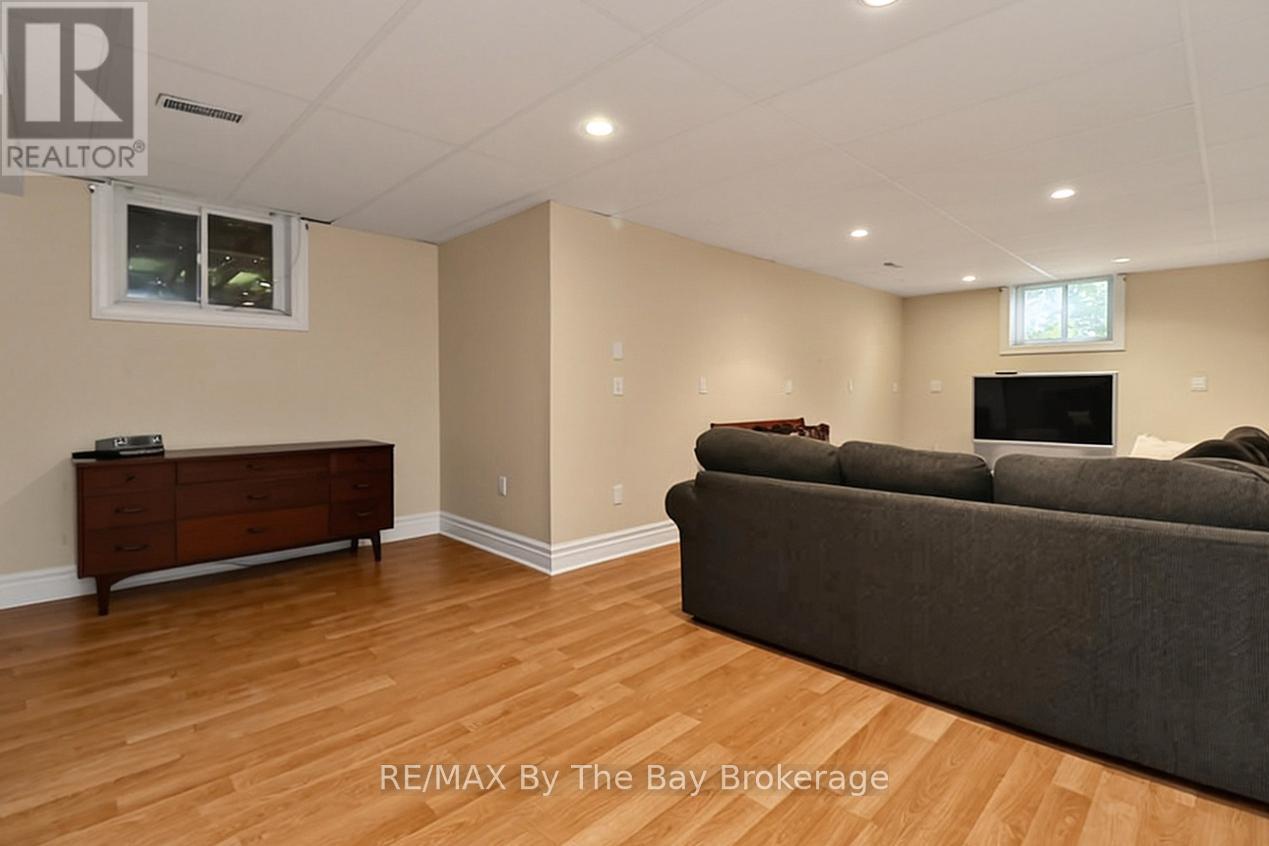 54 FAIRWAY CRESCENT - 34