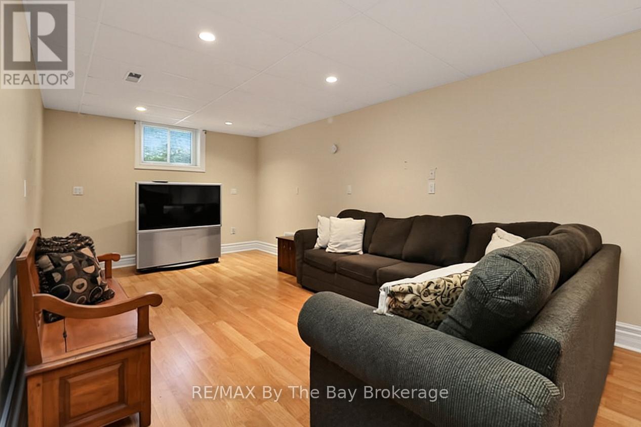 54 FAIRWAY CRESCENT - 35