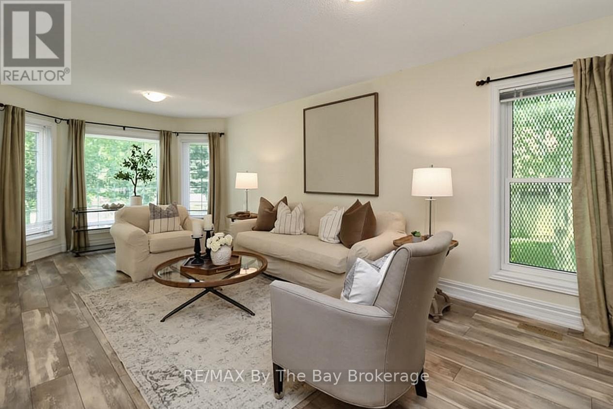 54 FAIRWAY CRESCENT - 7