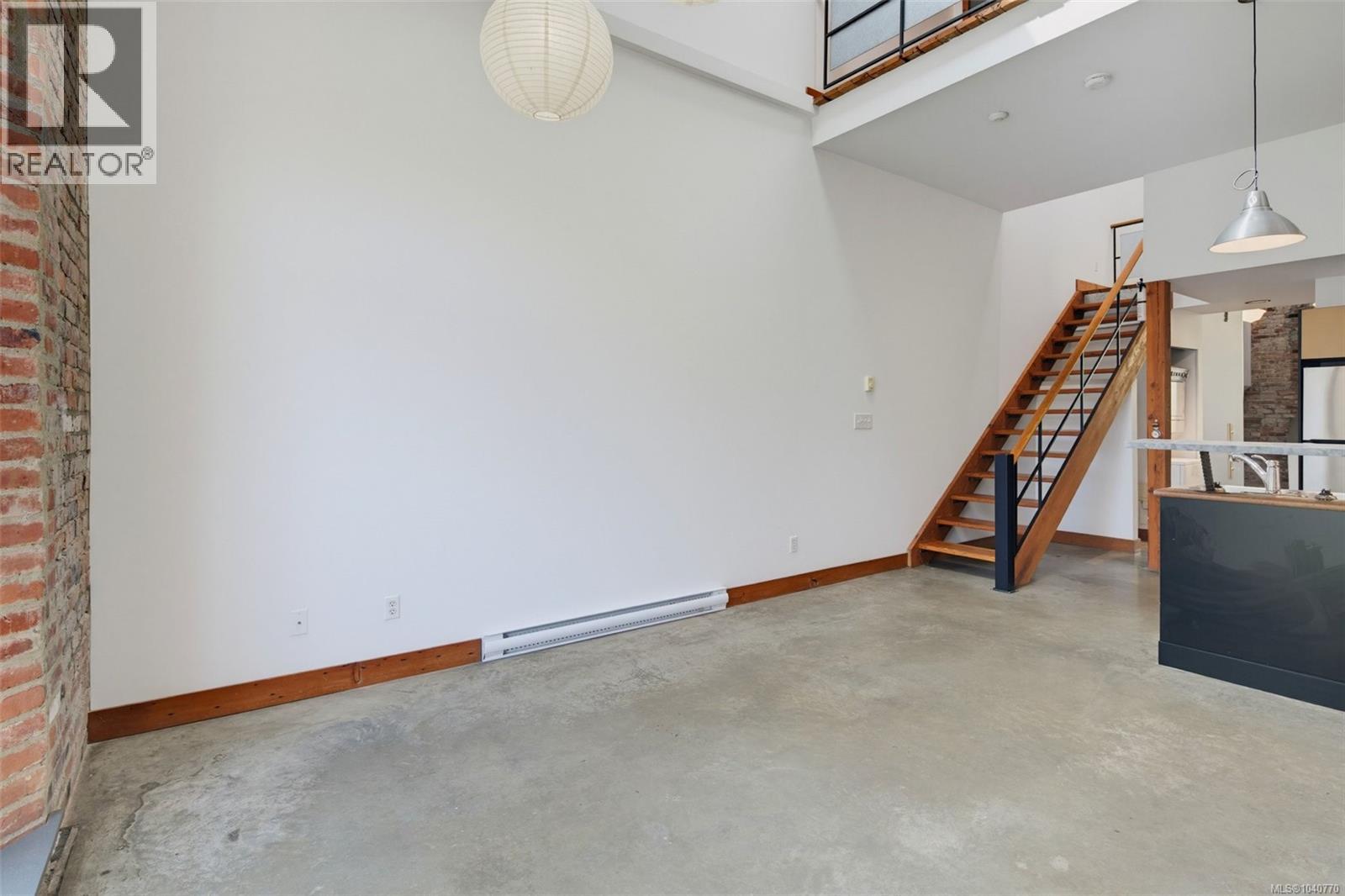 #209 588 Pandora Ave - 32