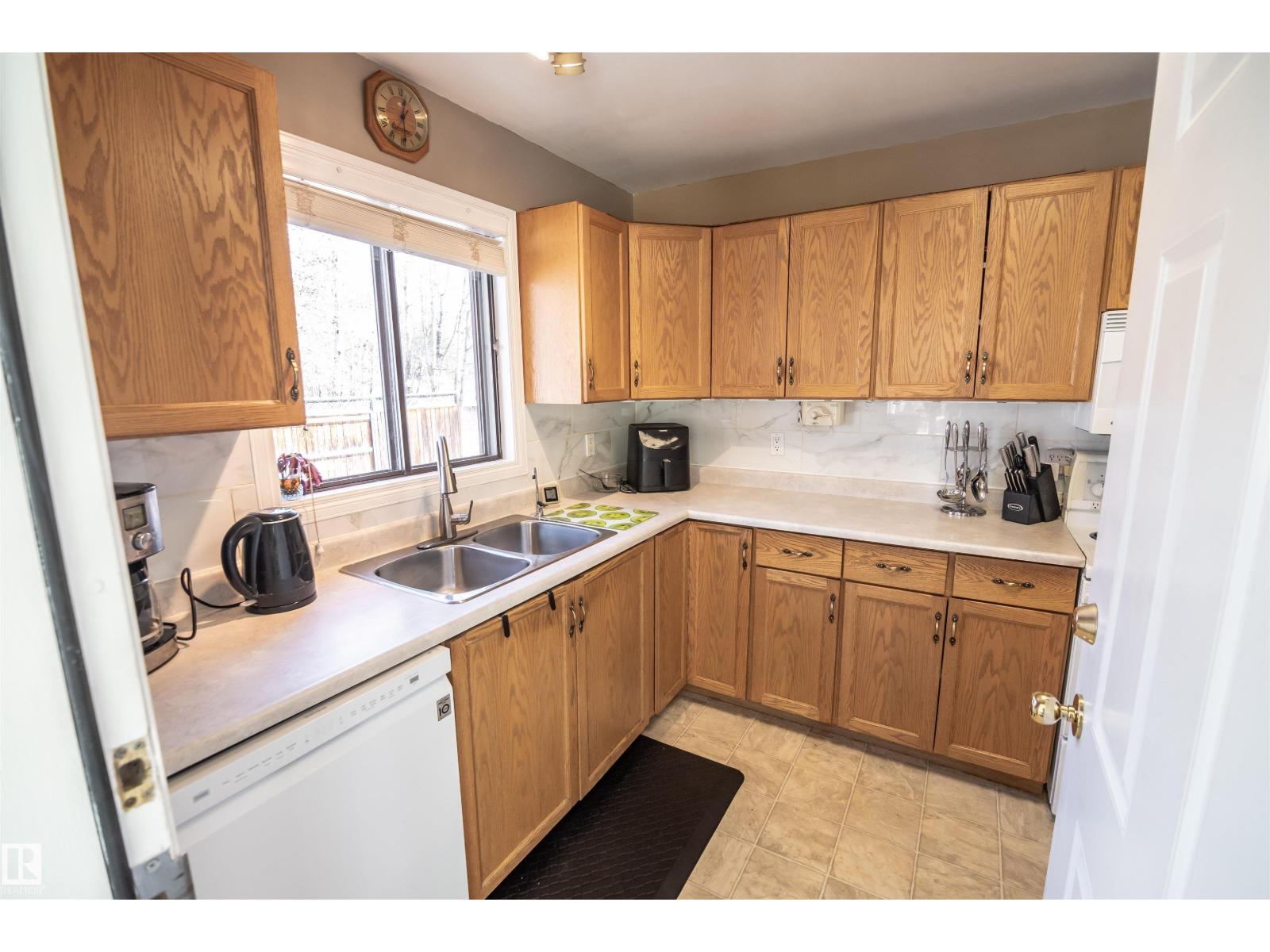 4828 48 ST - 28