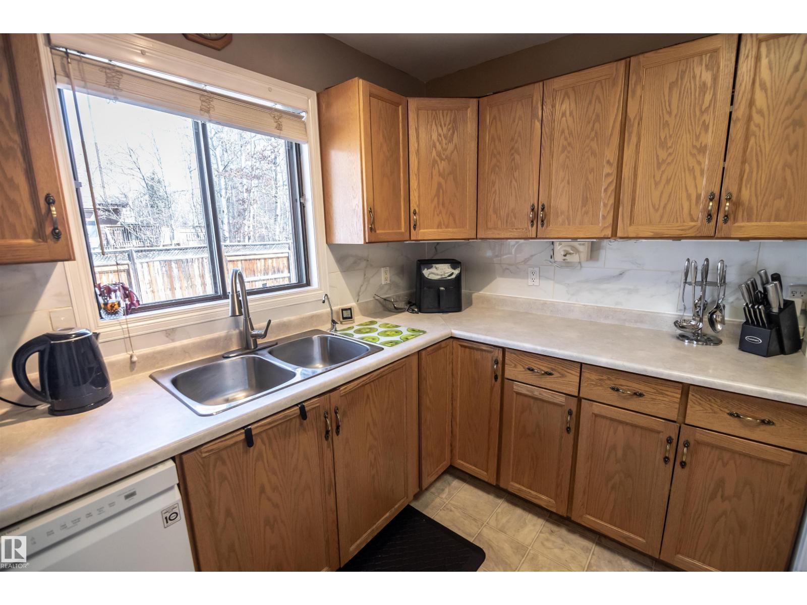 4828 48 ST - 26