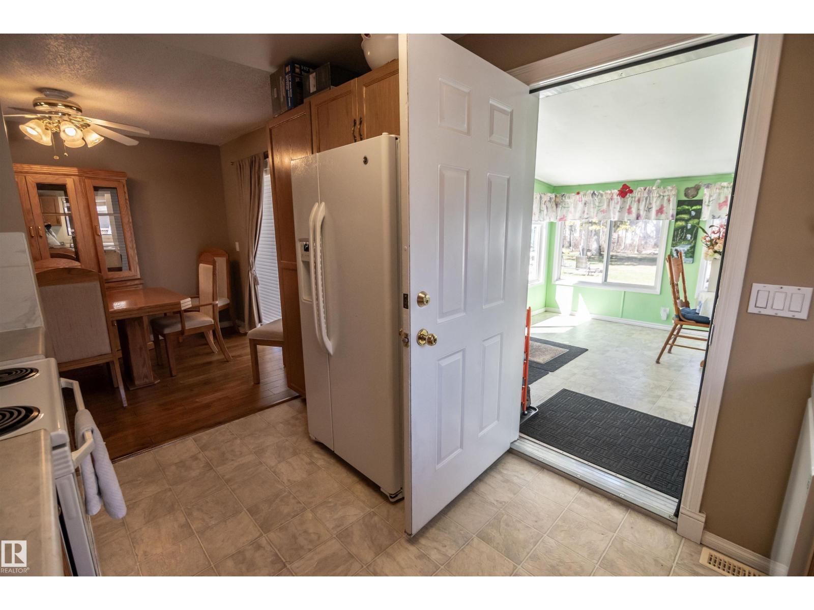 4828 48 ST - 29