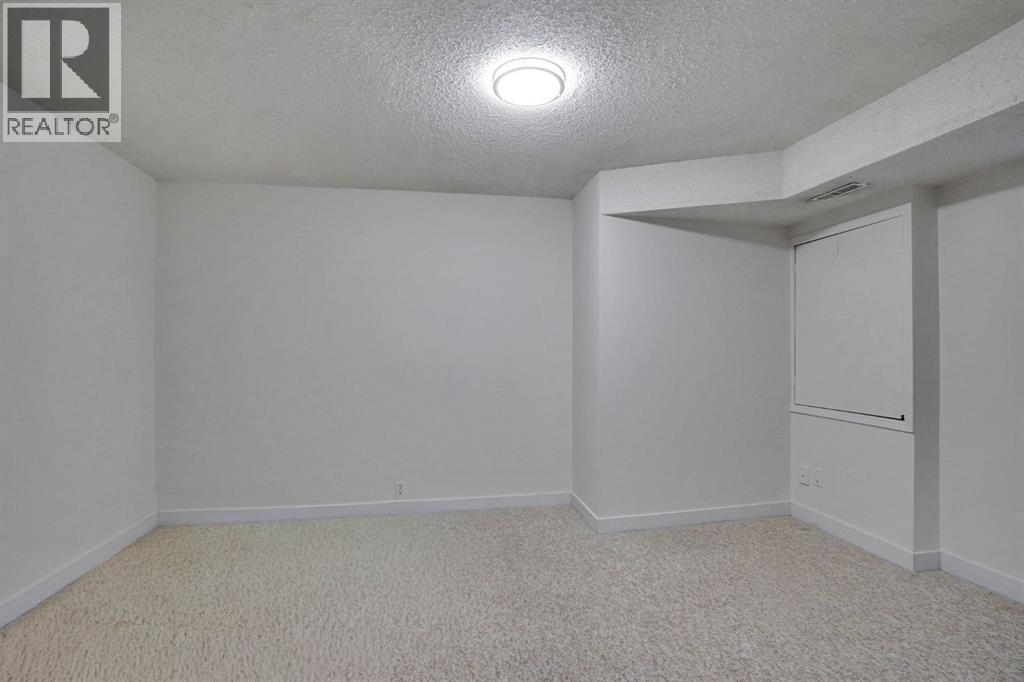 112 Martinglen Close NE - 31