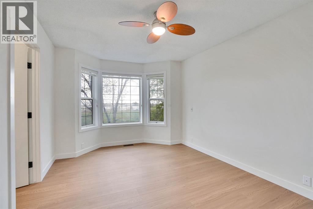 112 Martinglen Close NE - 19