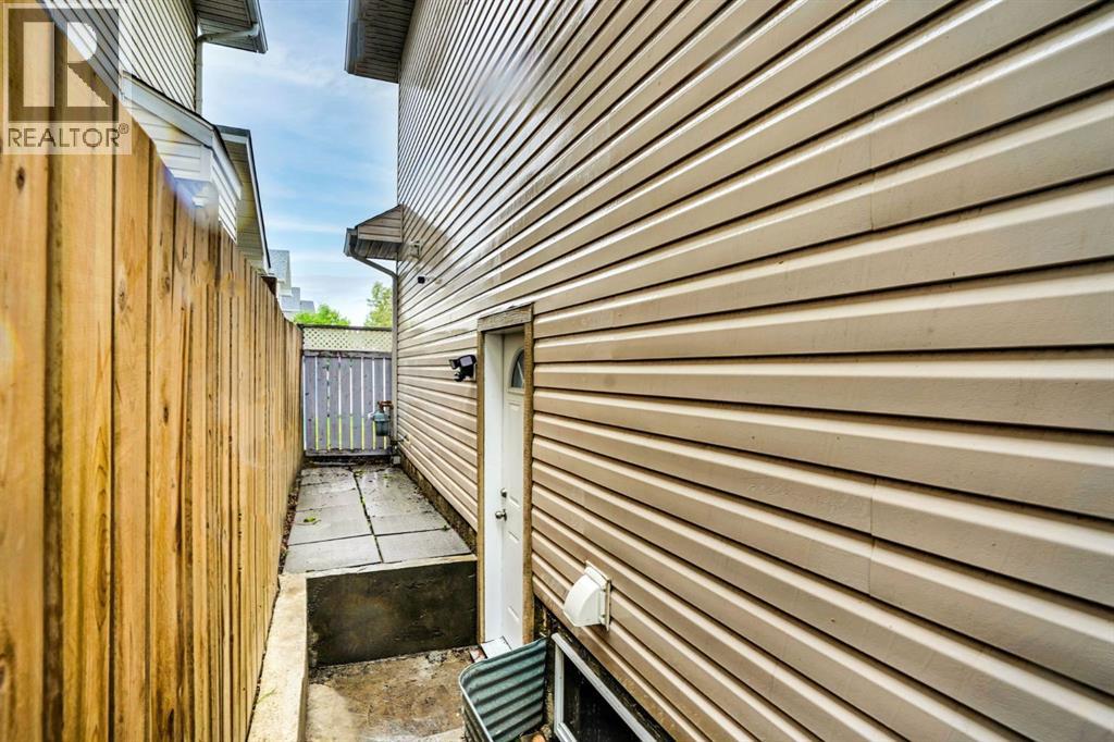 112 Martinglen Close NE - 35
