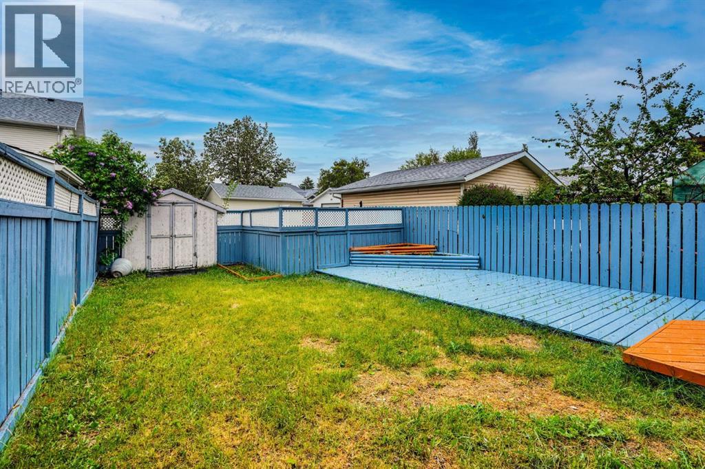 112 Martinglen Close NE - 33
