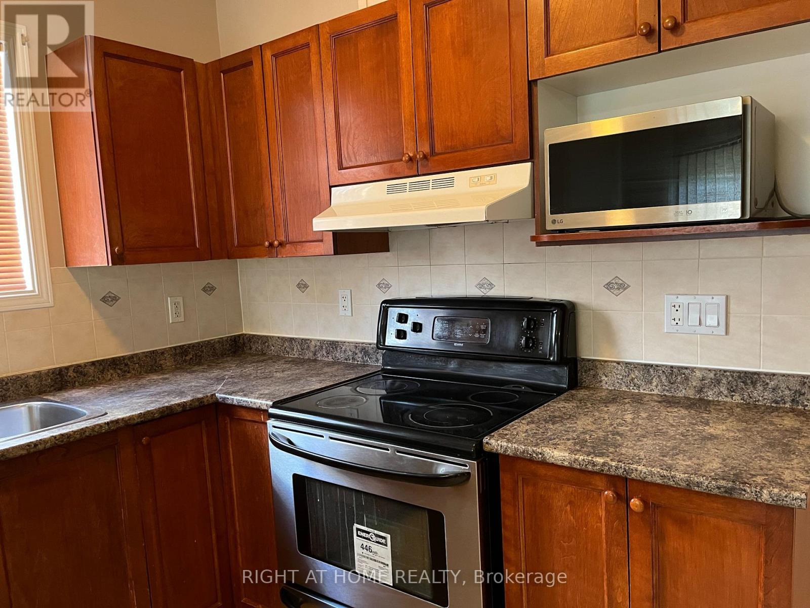 3 Bed, 3 Bath House for Rent in Ottawa – 270 DEERCROFT AVENUE, Ottawa – MLS# X13486716 - Image 14