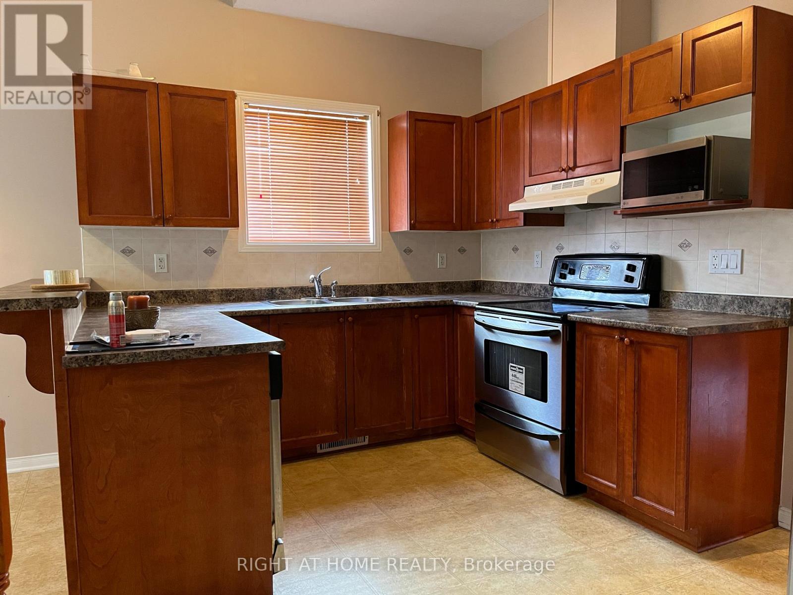 3 Bed, 3 Bath House for Rent in Ottawa – 270 DEERCROFT AVENUE, Ottawa – MLS# X13486716 - Image 16