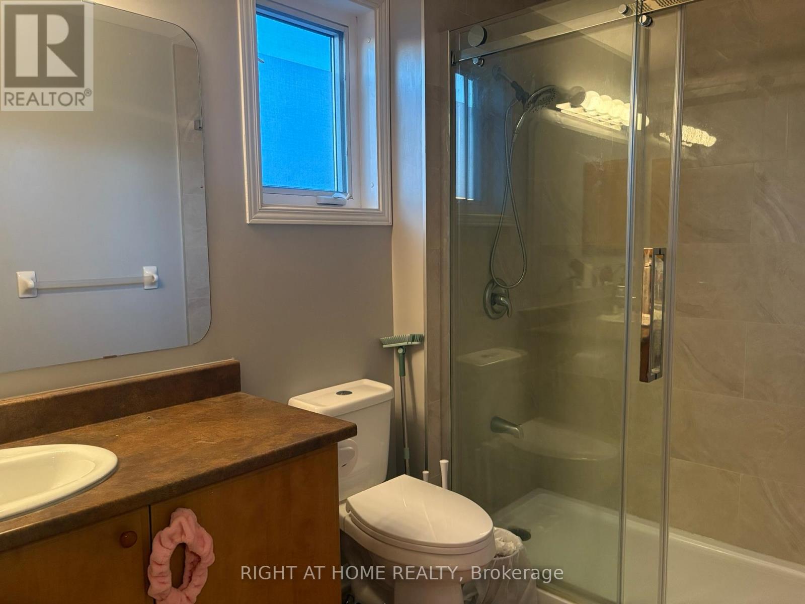 3 Bed, 3 Bath House for Rent in Ottawa – 270 DEERCROFT AVENUE, Ottawa – MLS# X13486716 - Image 25