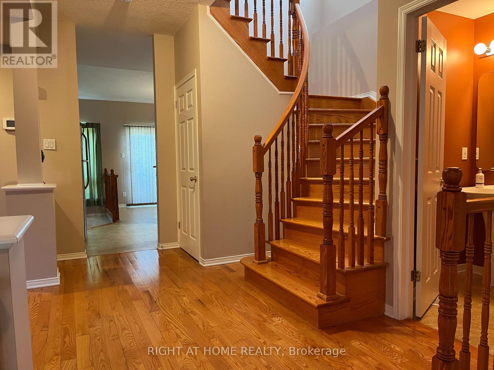 3 Bed, 3 Bath House for Rent in Ottawa – 270 DEERCROFT AVENUE, Ottawa – MLS# X13486716 - Image 6