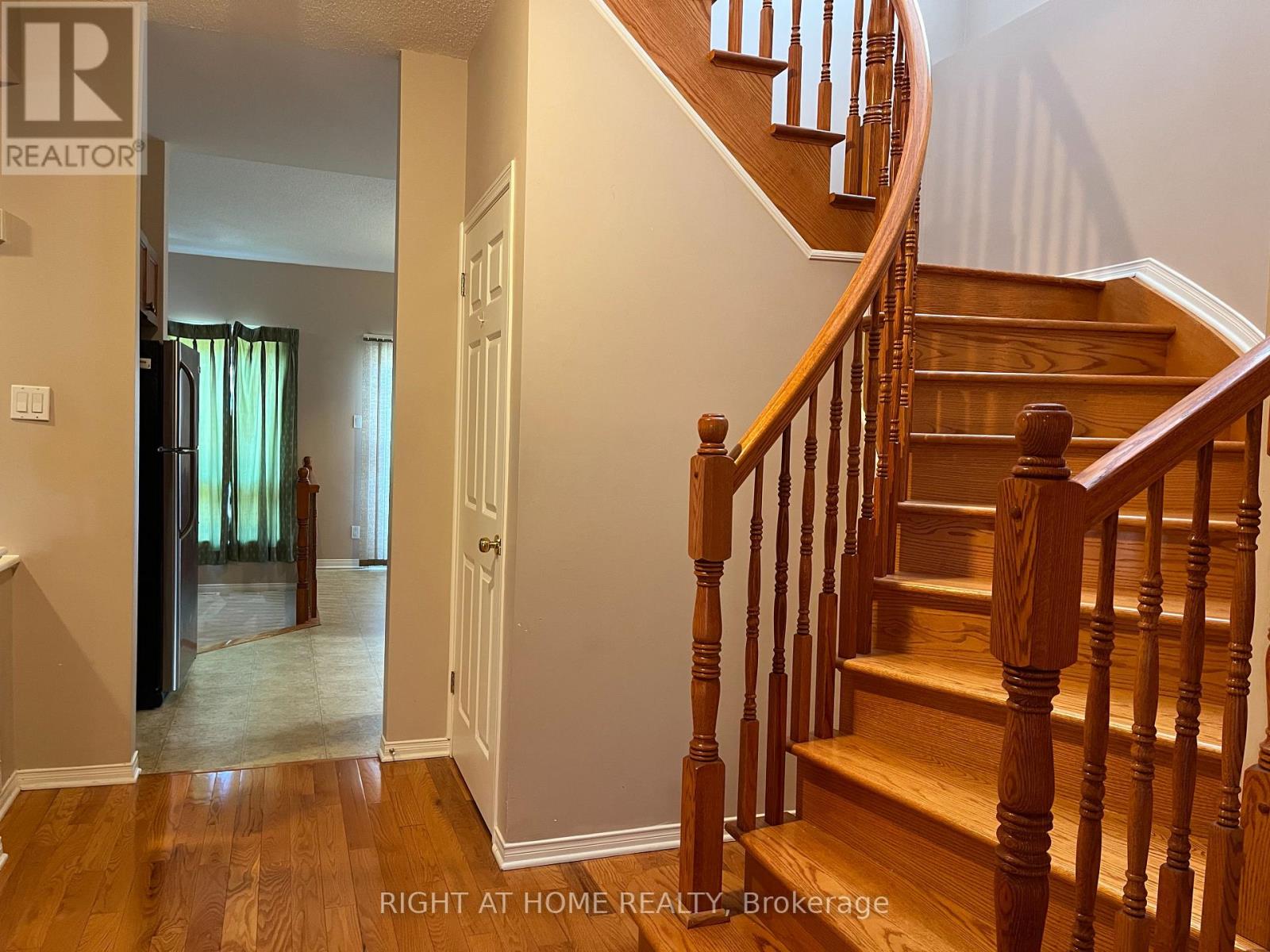 3 Bed, 3 Bath House for Rent in Ottawa – 270 DEERCROFT AVENUE, Ottawa – MLS# X13486716 - Image 8
