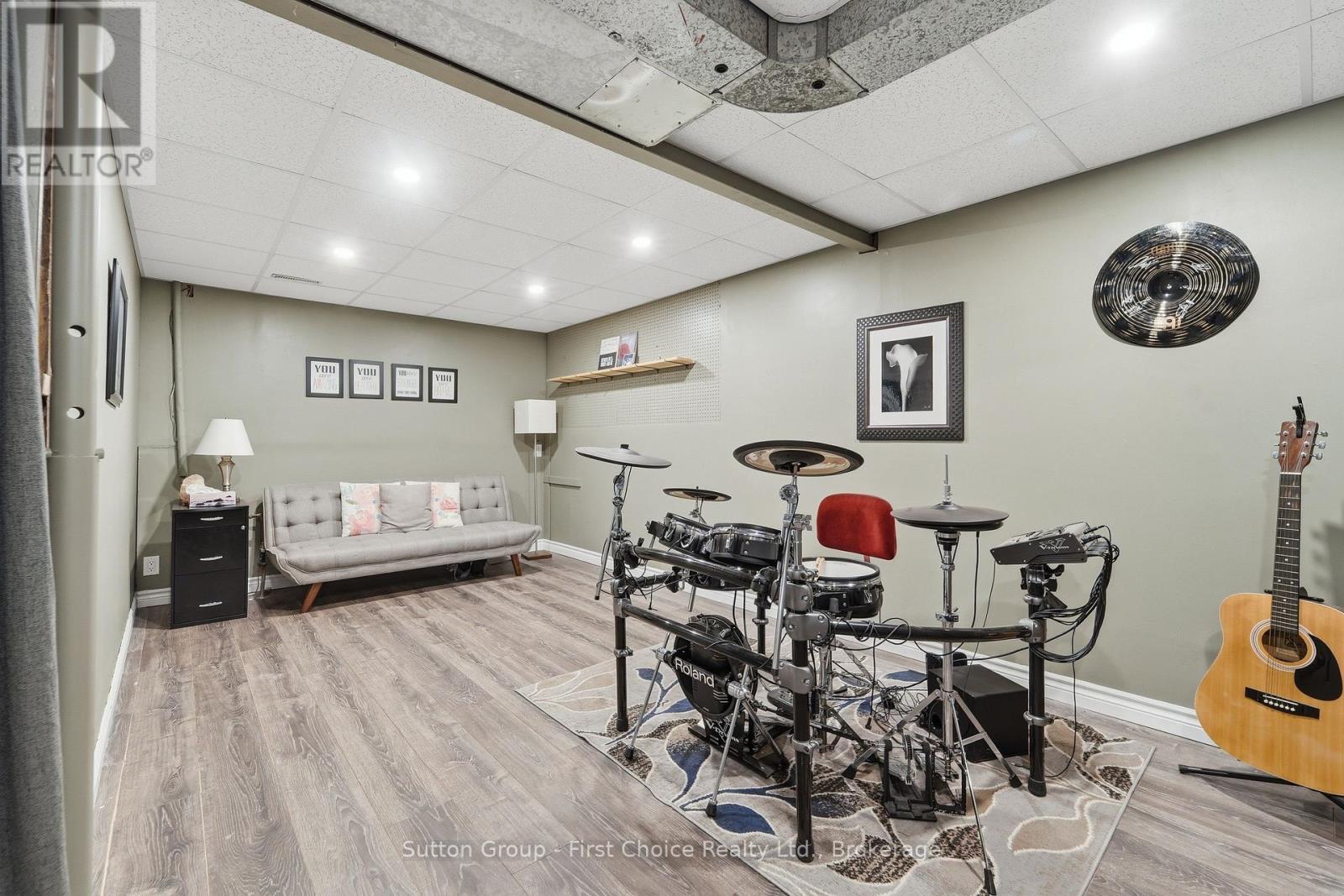 72 AVONWOOD DRIVE W - 30