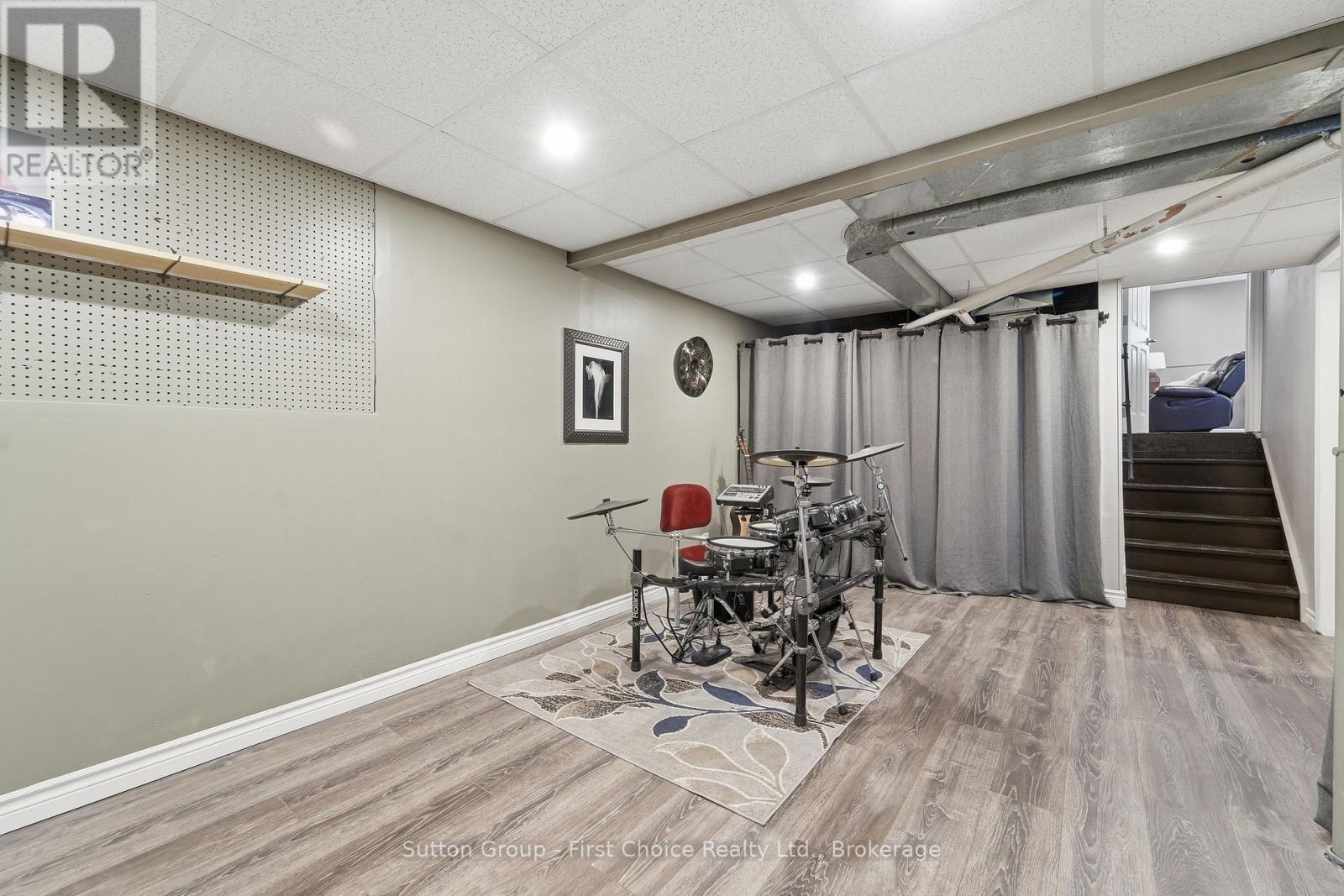 72 AVONWOOD DRIVE W - 31