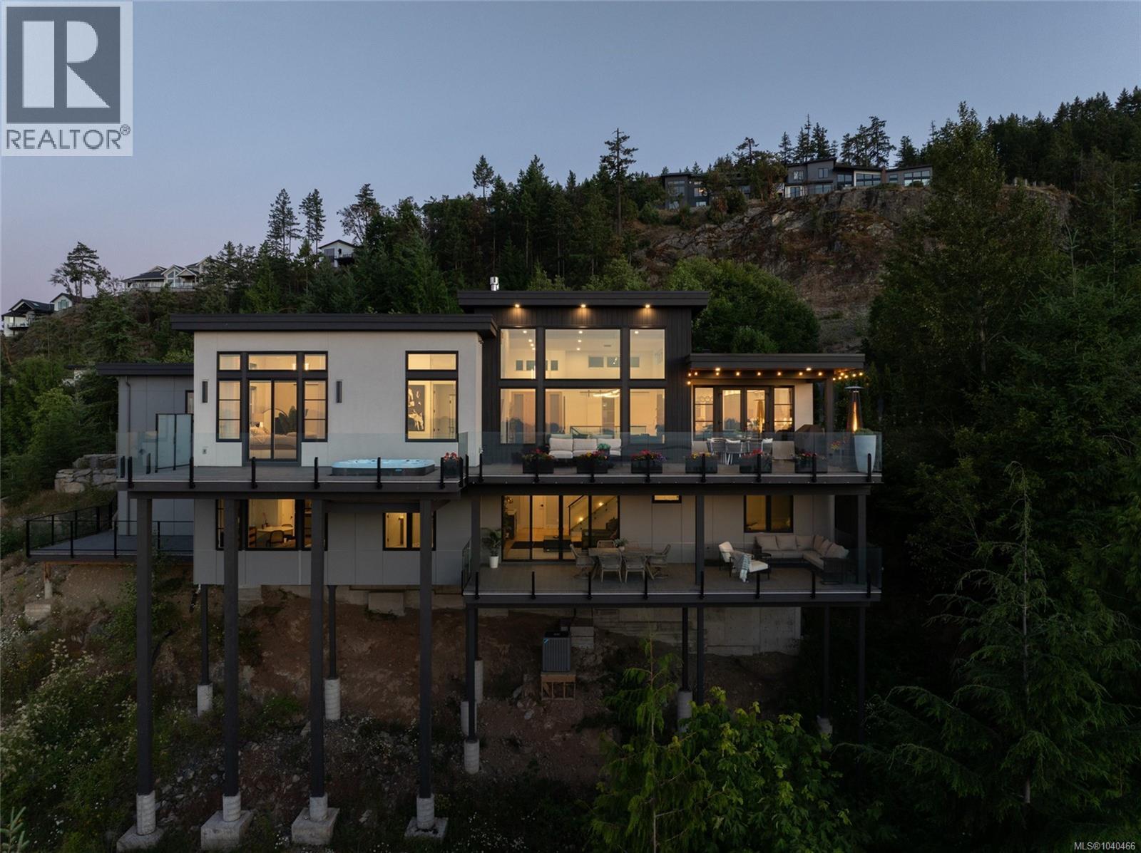 7376 High Ridge Cres - 73