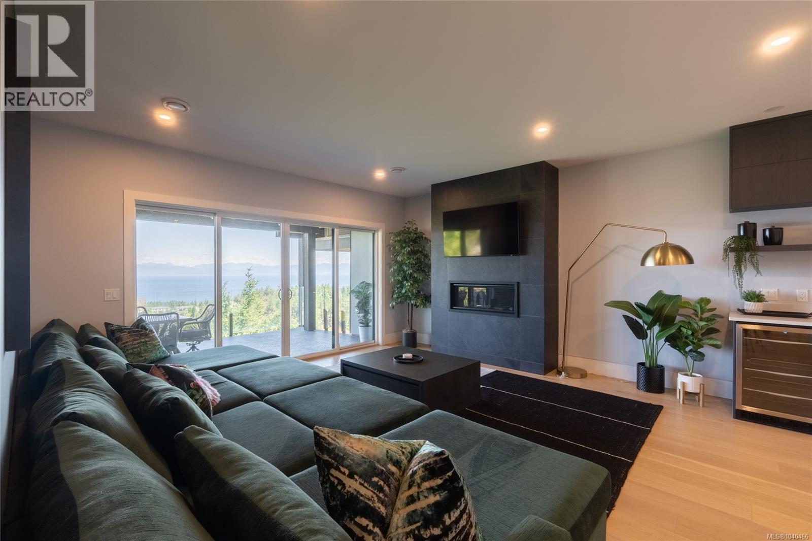 7376 High Ridge Cres - 35