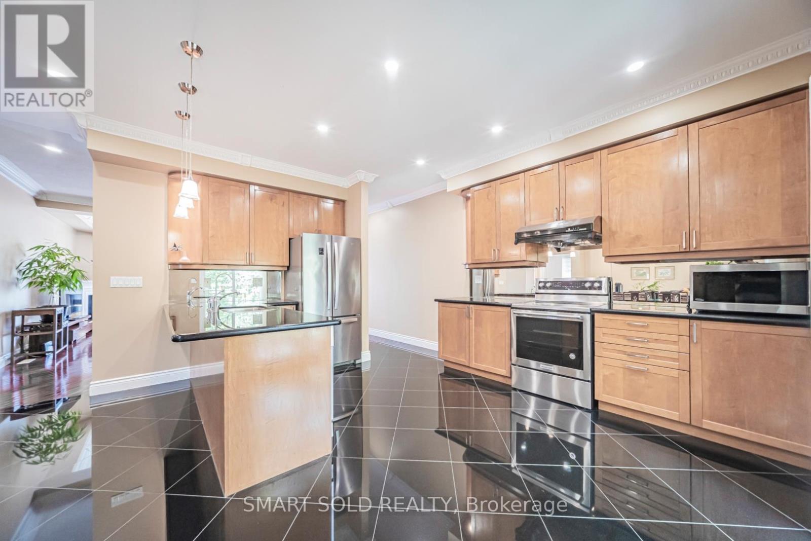 #16 9133 BAYVIEW AVENUE - 17