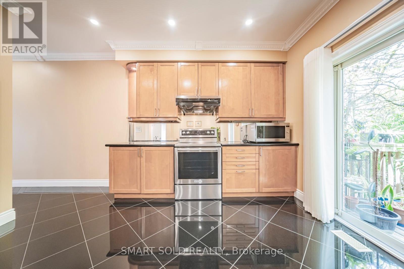 #16 9133 BAYVIEW AVENUE - 15