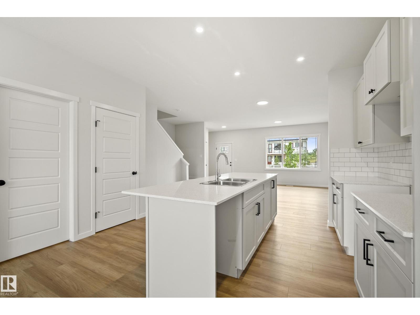 1224 MCLEOD AV - 13