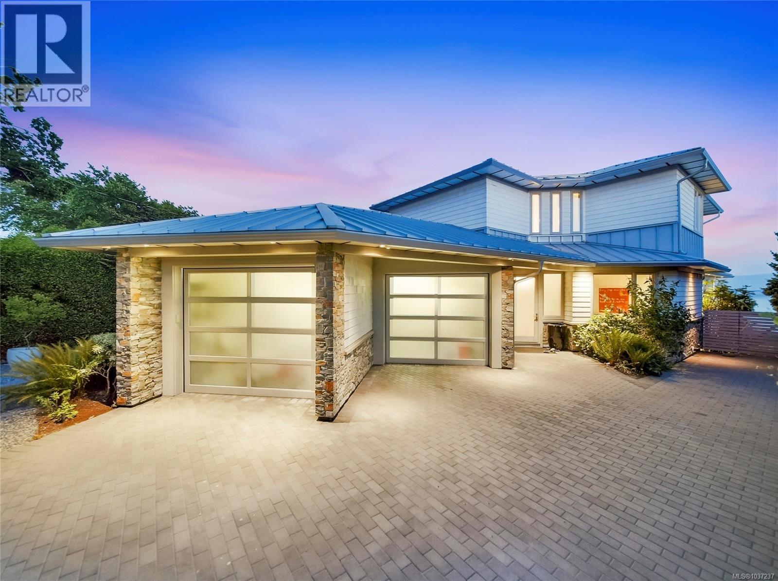  1625 Hollywood Crescent, Victoria