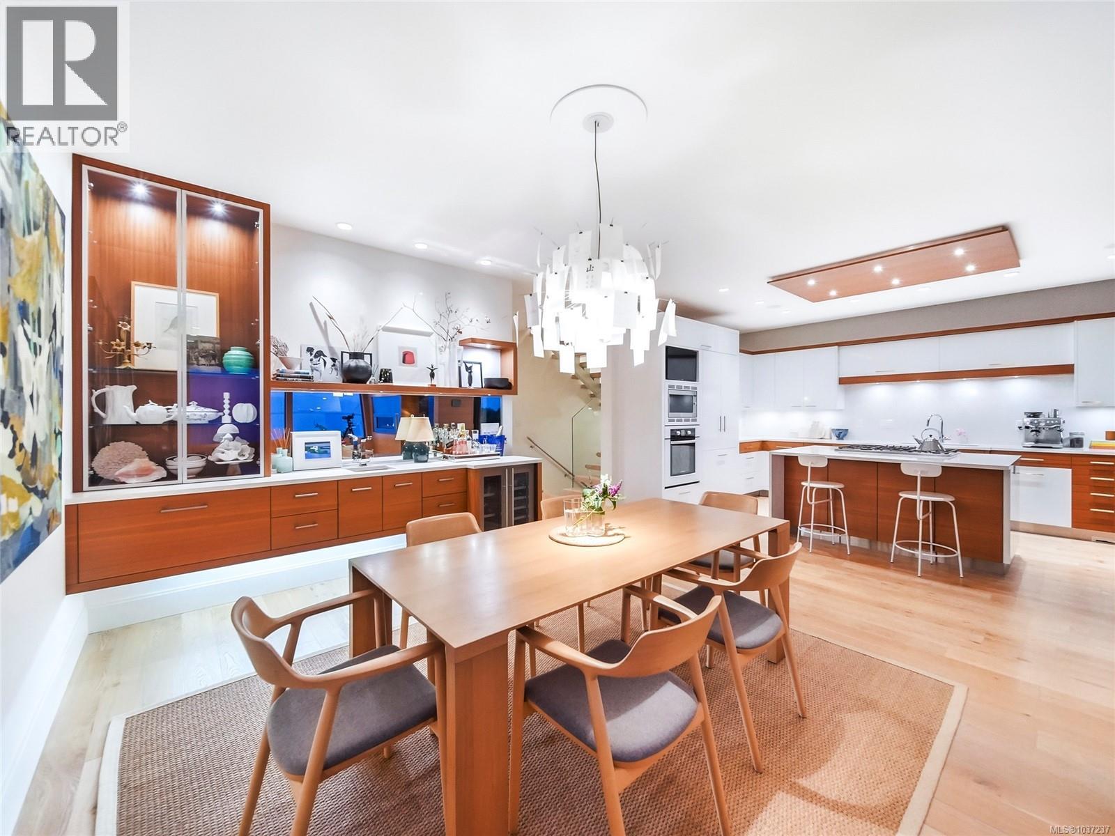  1625 Hollywood Crescent, Victoria
