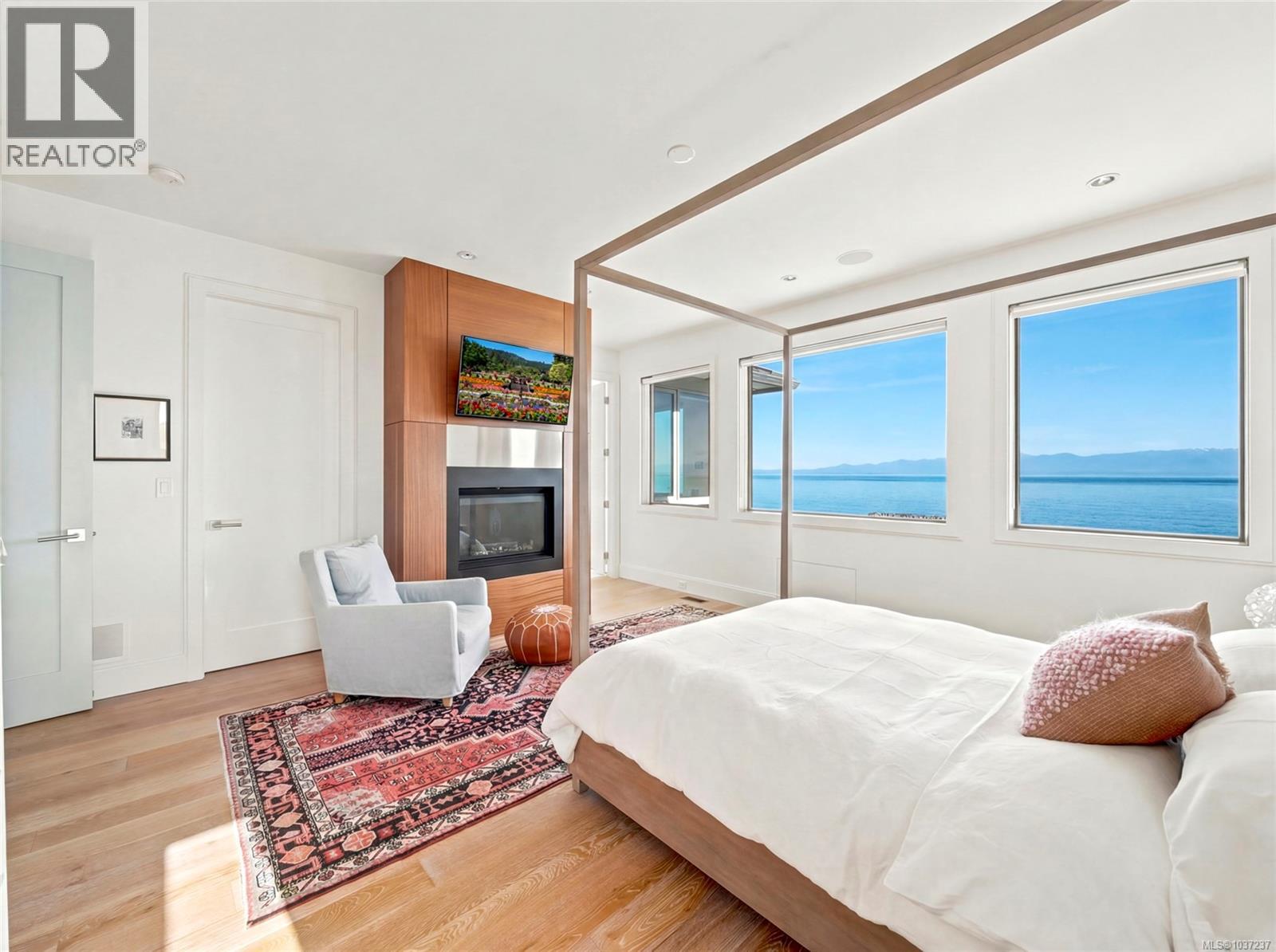  1625 Hollywood Crescent, Victoria