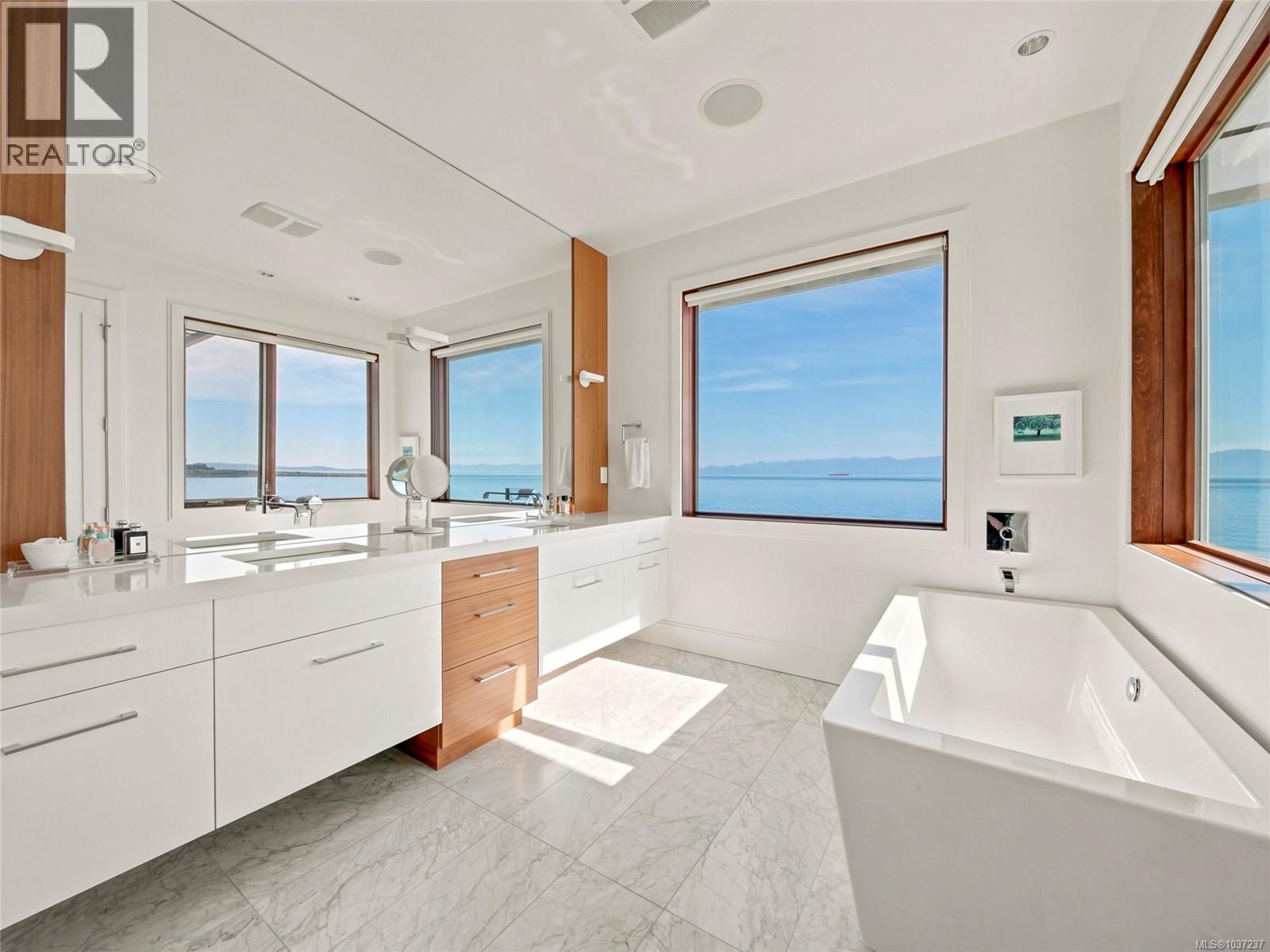  1625 Hollywood Crescent, Victoria