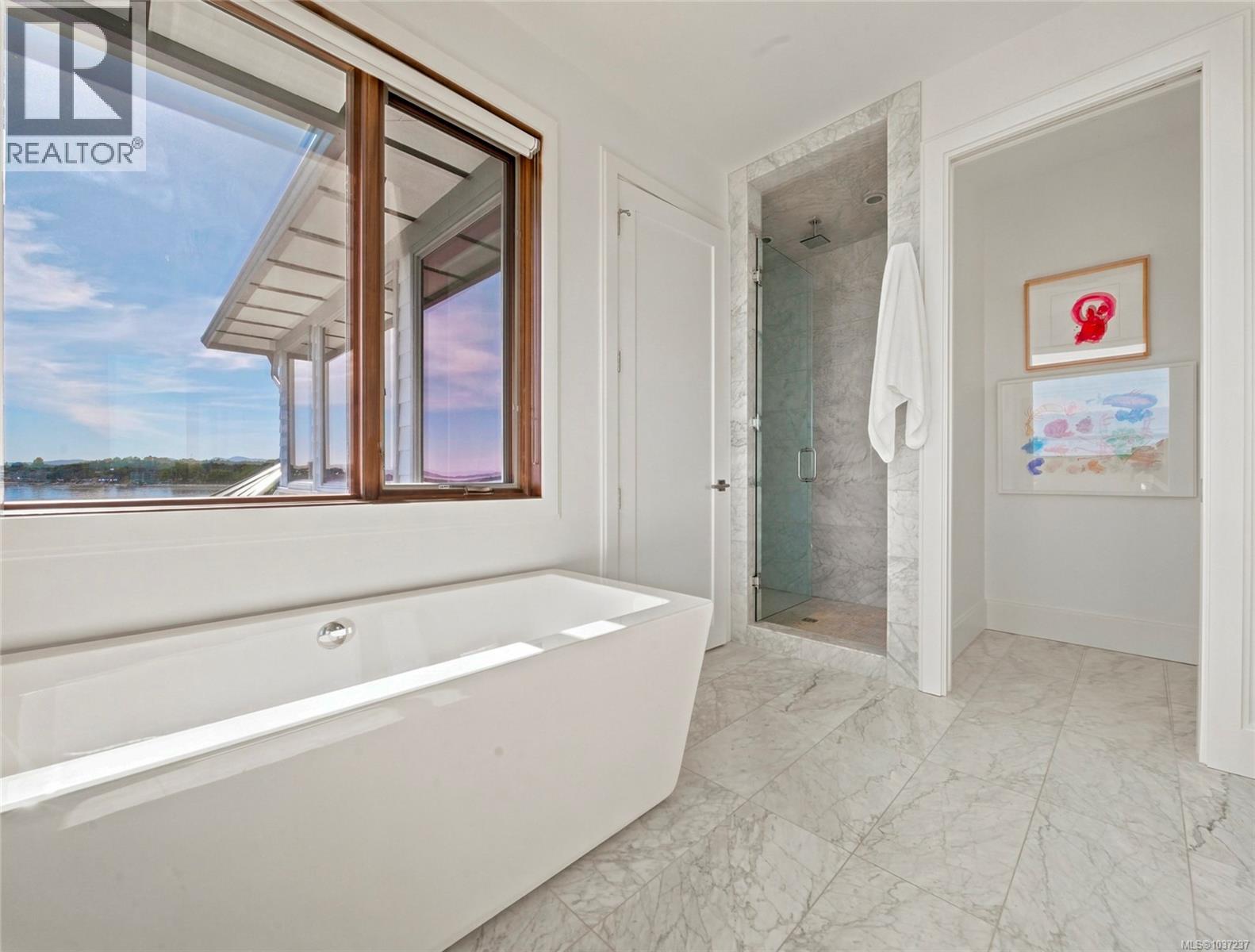  1625 Hollywood Crescent, Victoria
