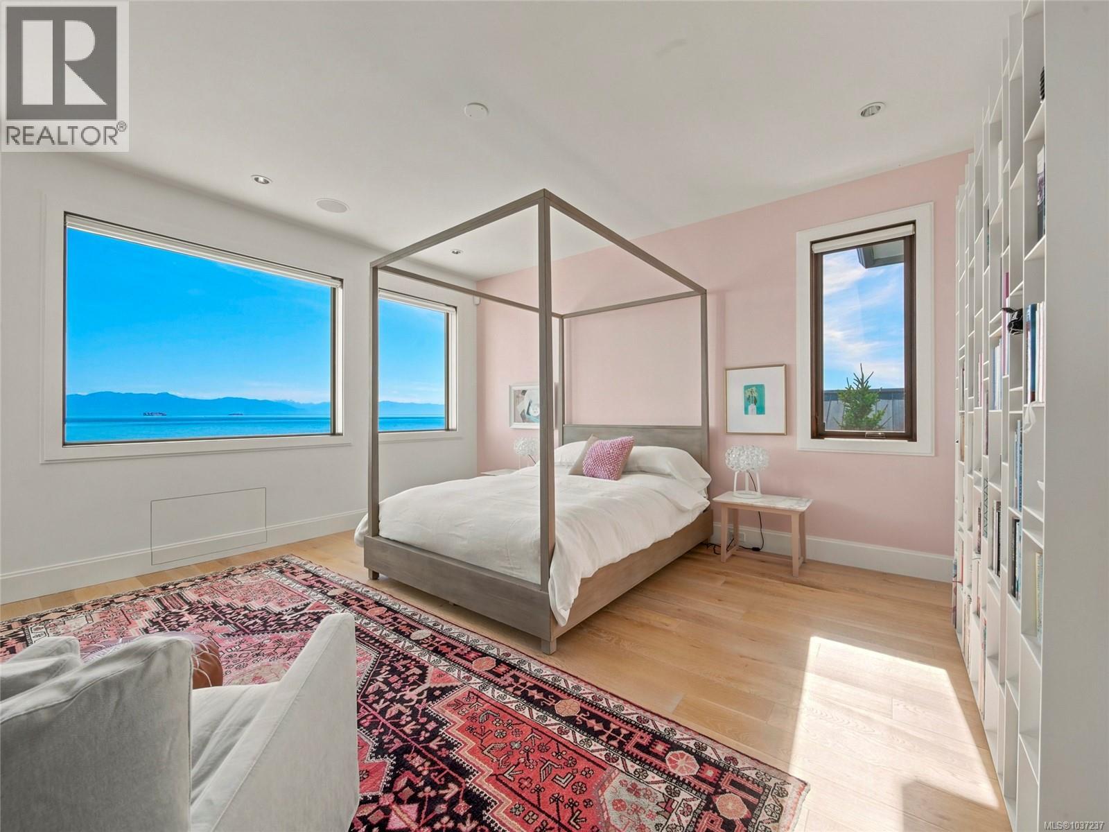  1625 Hollywood Crescent, Victoria