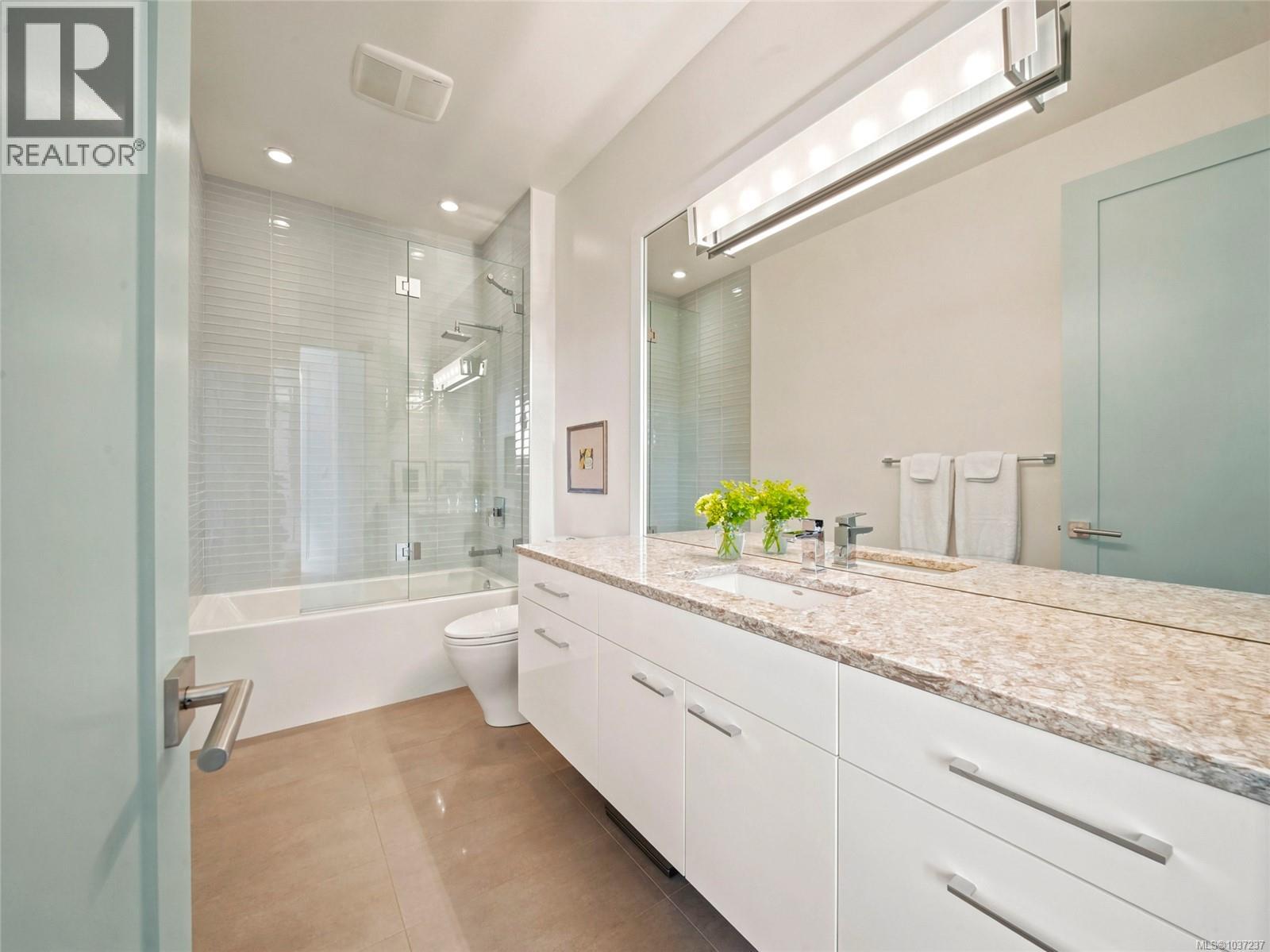  1625 Hollywood Crescent, Victoria