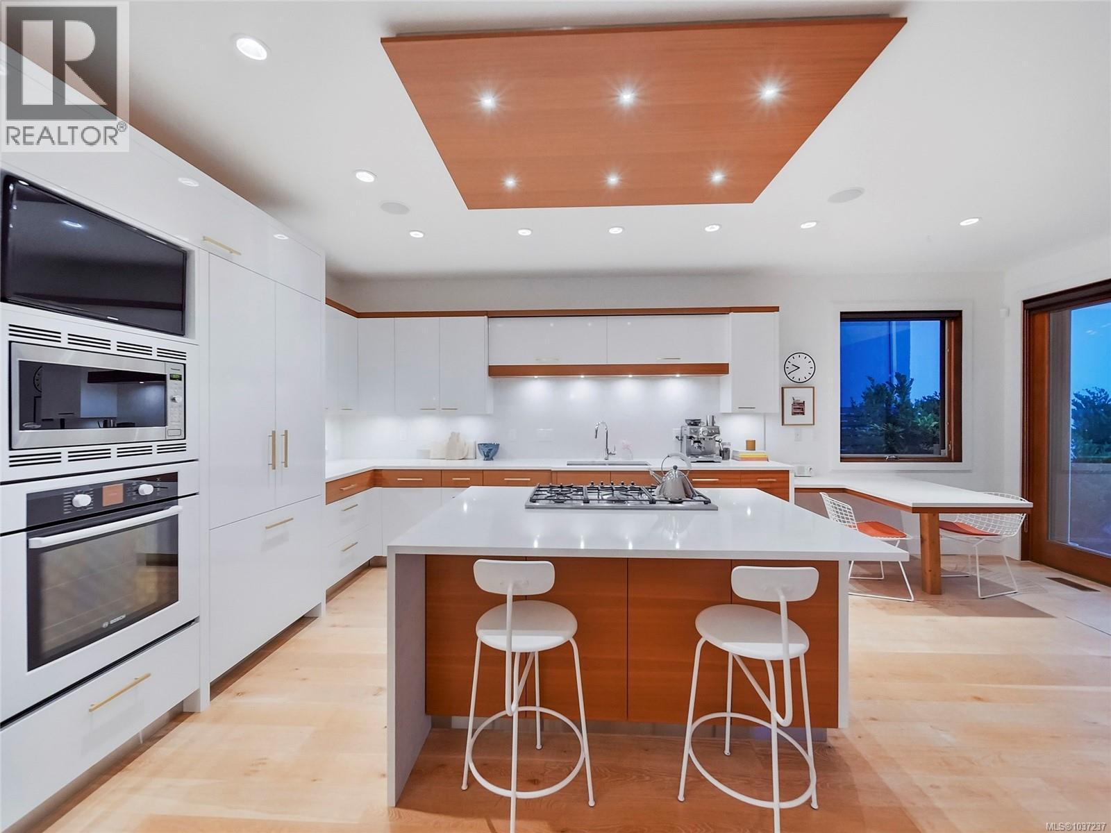  1625 Hollywood Crescent, Victoria