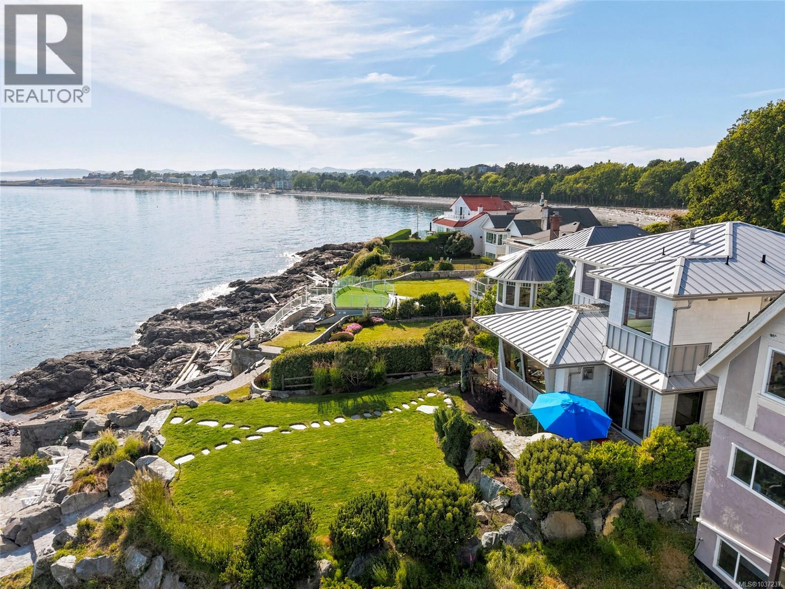  1625 Hollywood Crescent, Victoria