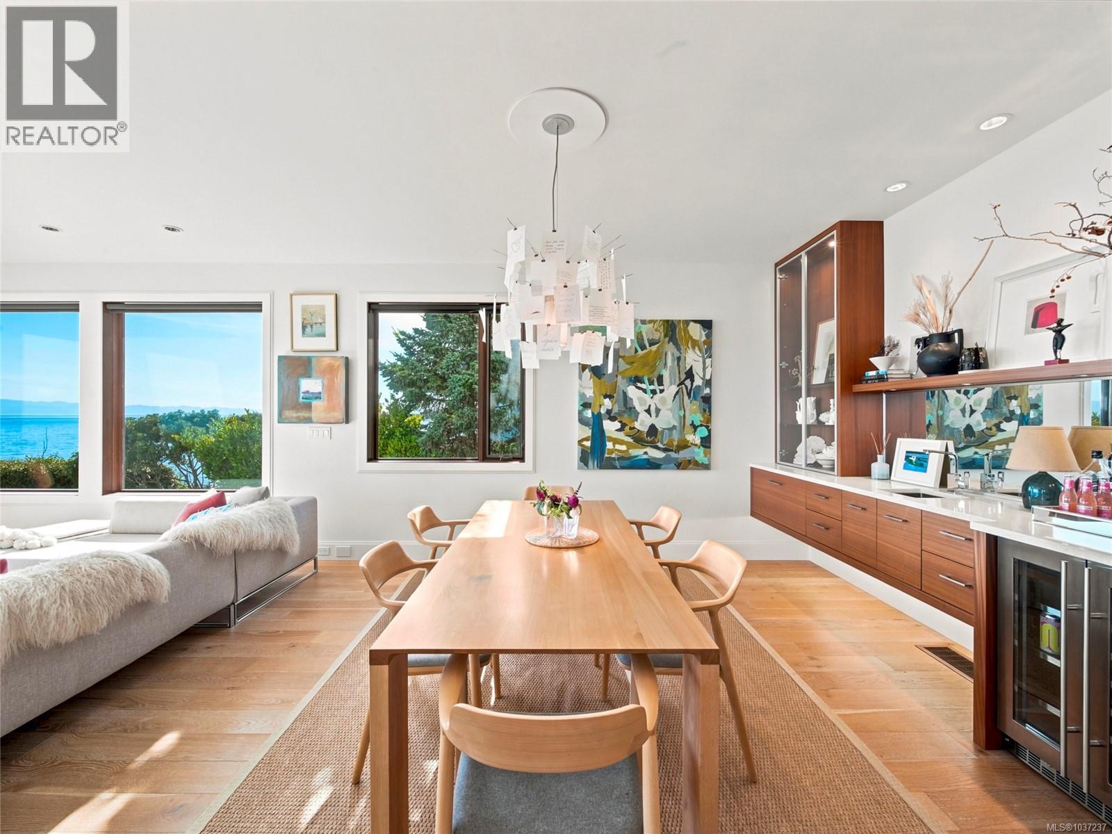  1625 Hollywood Crescent, Victoria