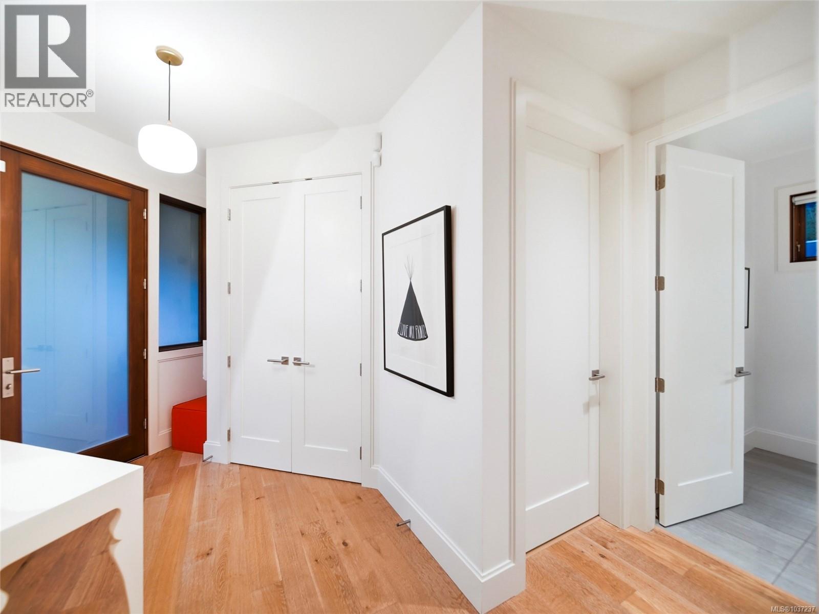  1625 Hollywood Crescent, Victoria